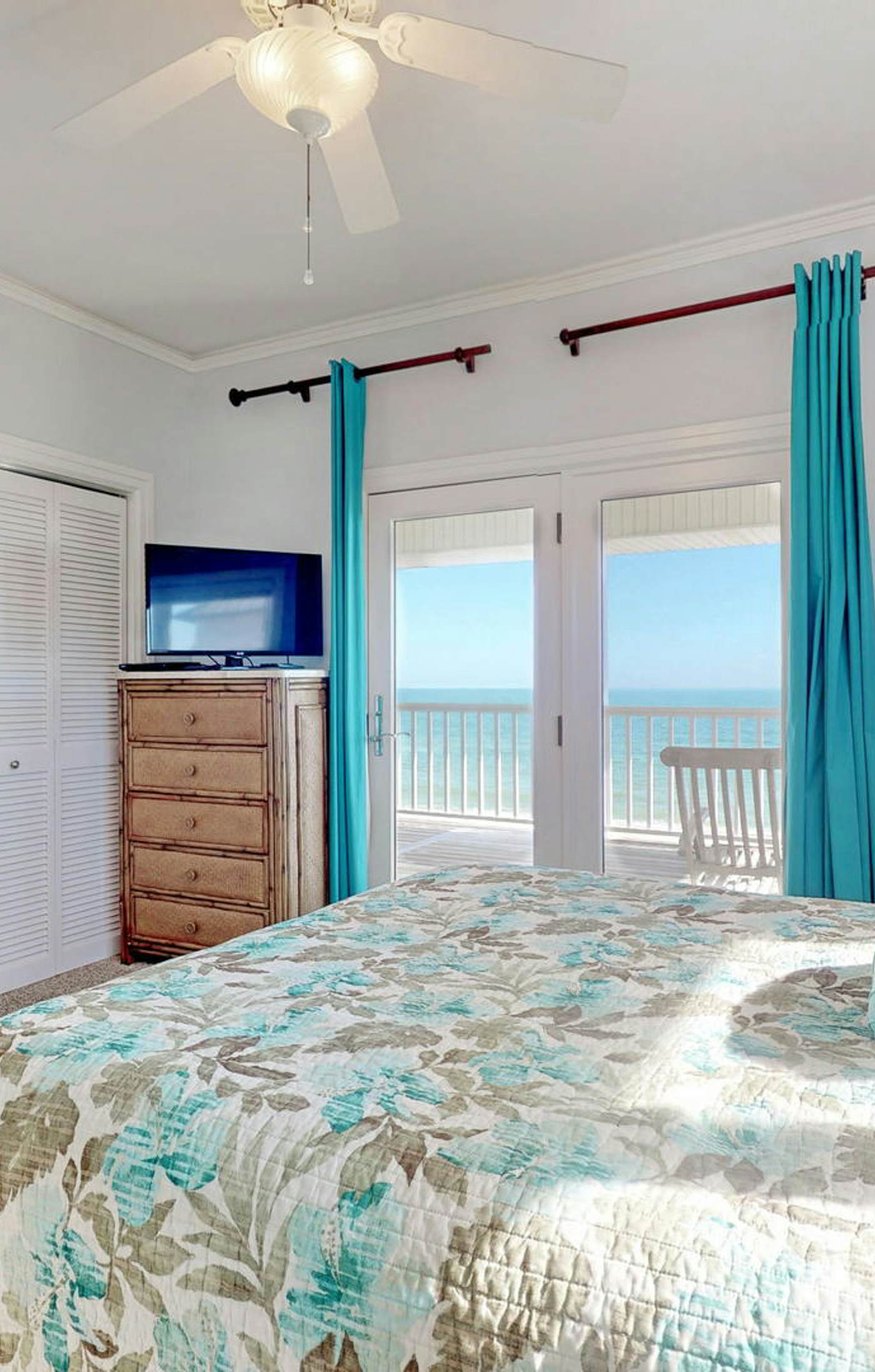 Upscale beachfront home with private hot tub, grill, on-site pools, gym, dogs OK