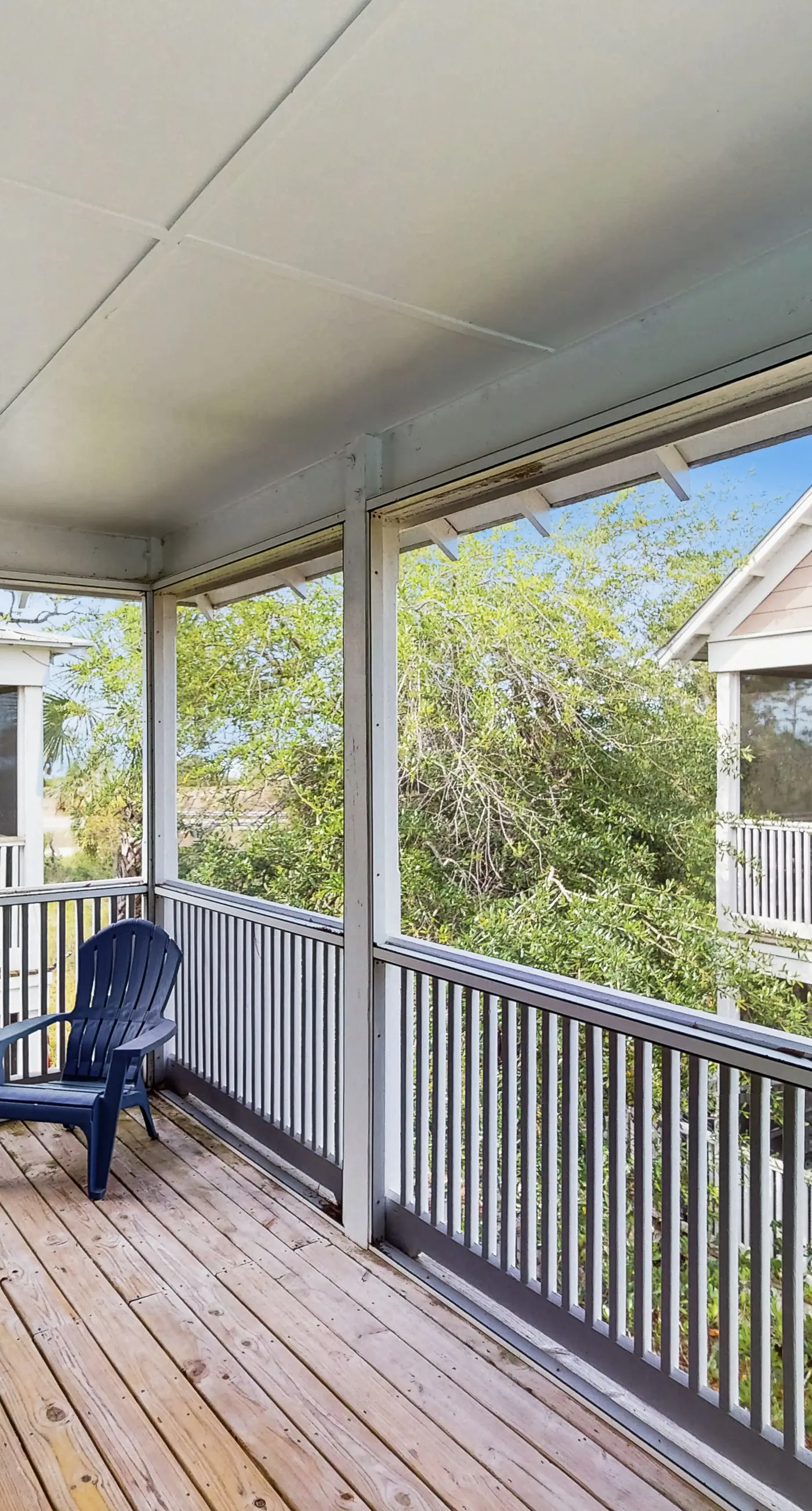 Beautiful home in a gated community with porches & shared pool,hot tub