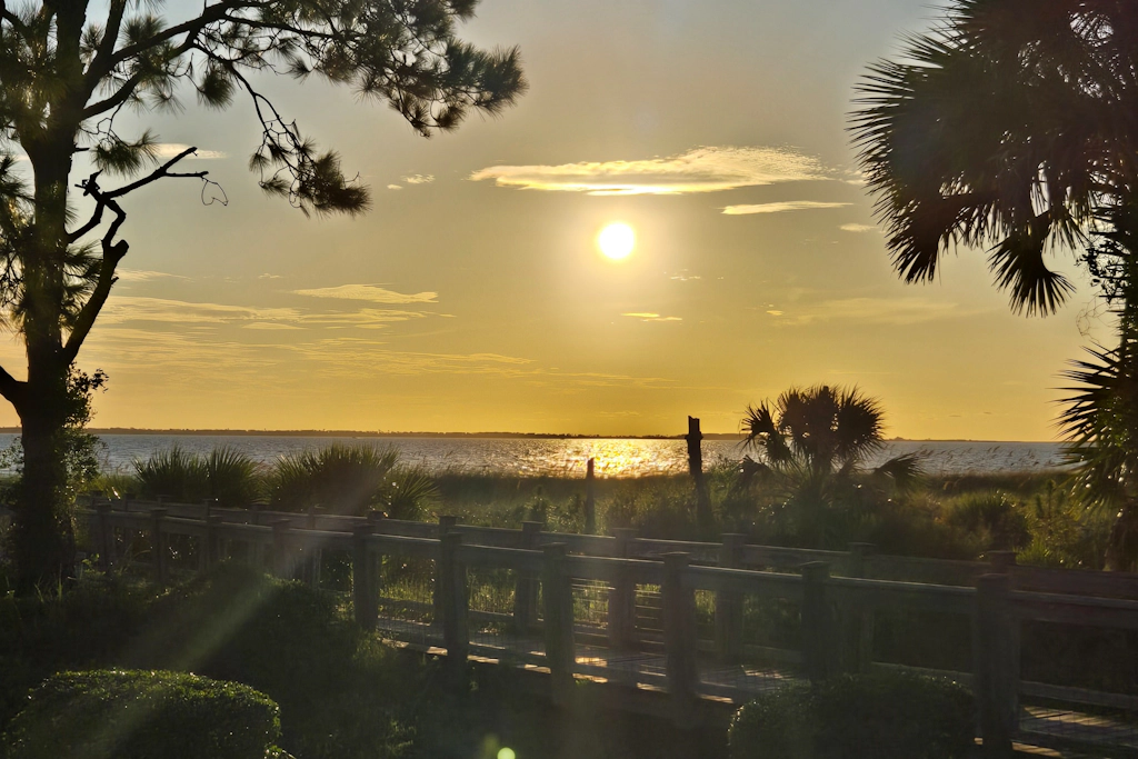 Brand-new home steps to beach with Gulf view, bikes, W/D, & pool access