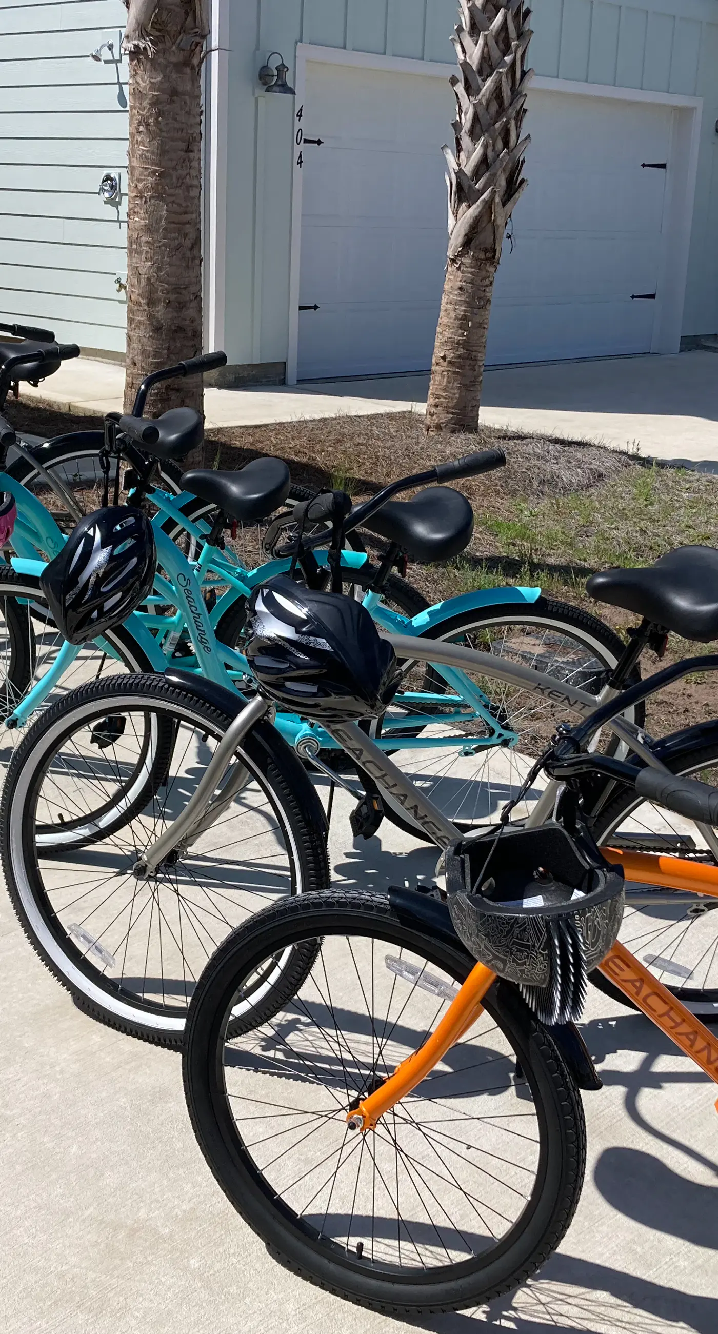 Brand-new home steps to beach with Gulf view, bikes, W/D, & pool access