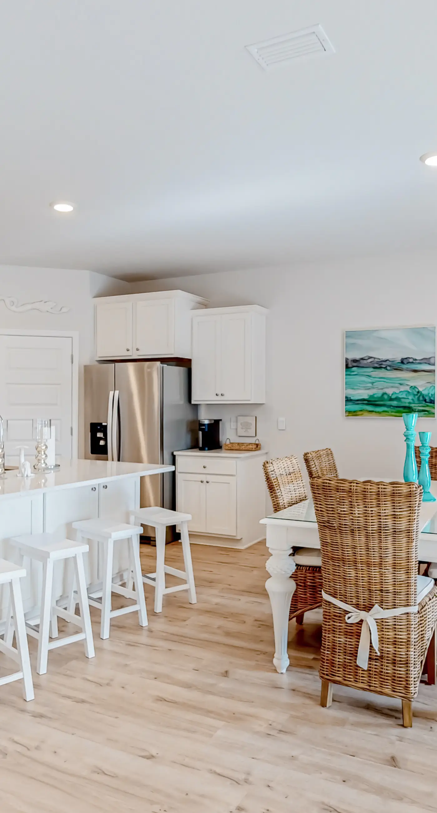 Brand-new home steps to beach with Gulf view, bikes, W/D, & pool access