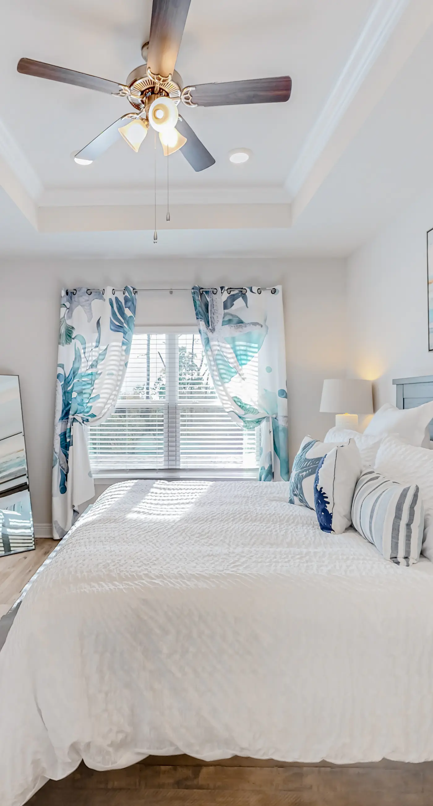 Brand-new home steps to beach with Gulf view, bikes, W/D, & pool access