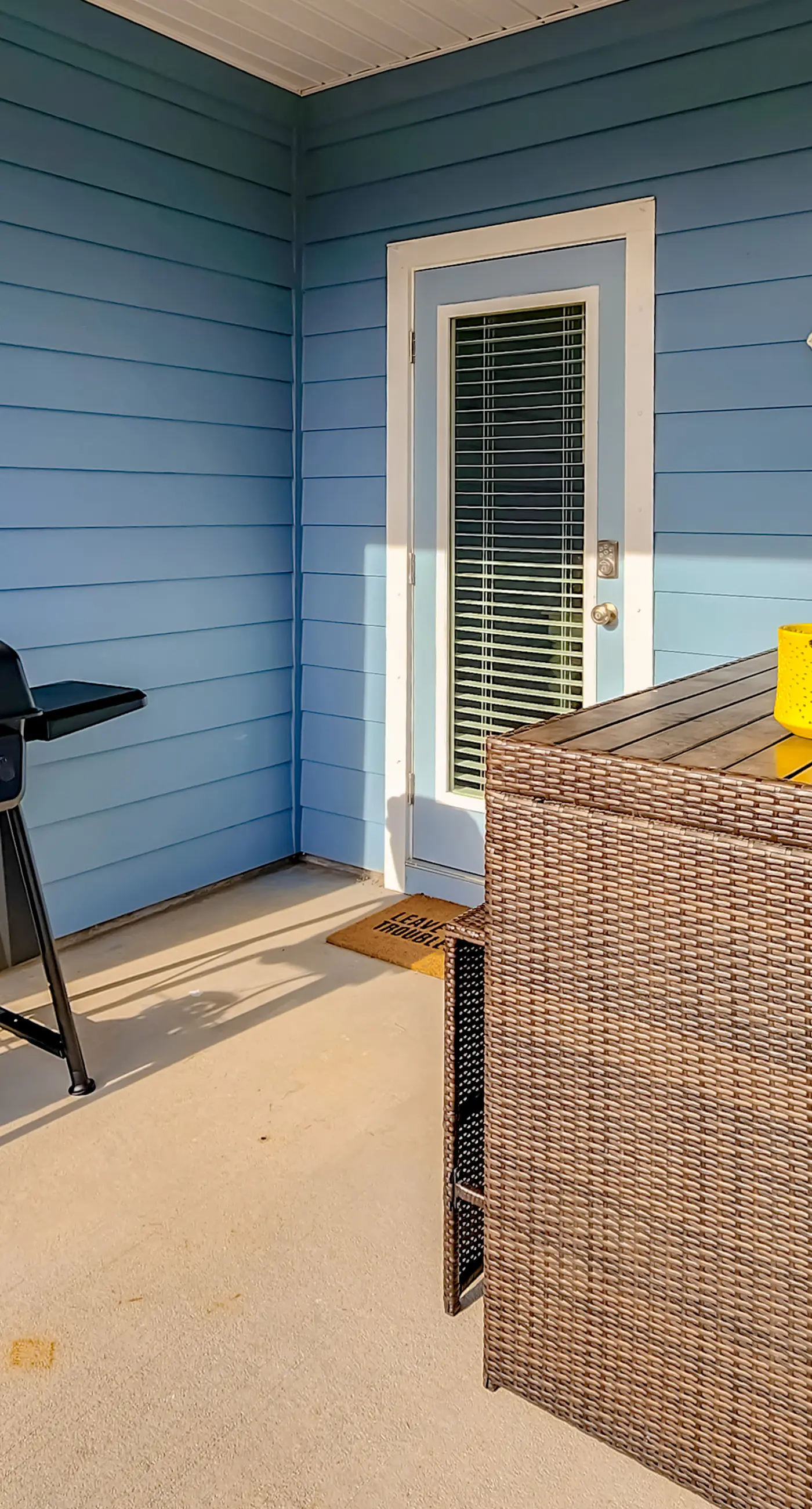 Brand-new home steps to beach with Gulf view, bikes, W/D, & pool access