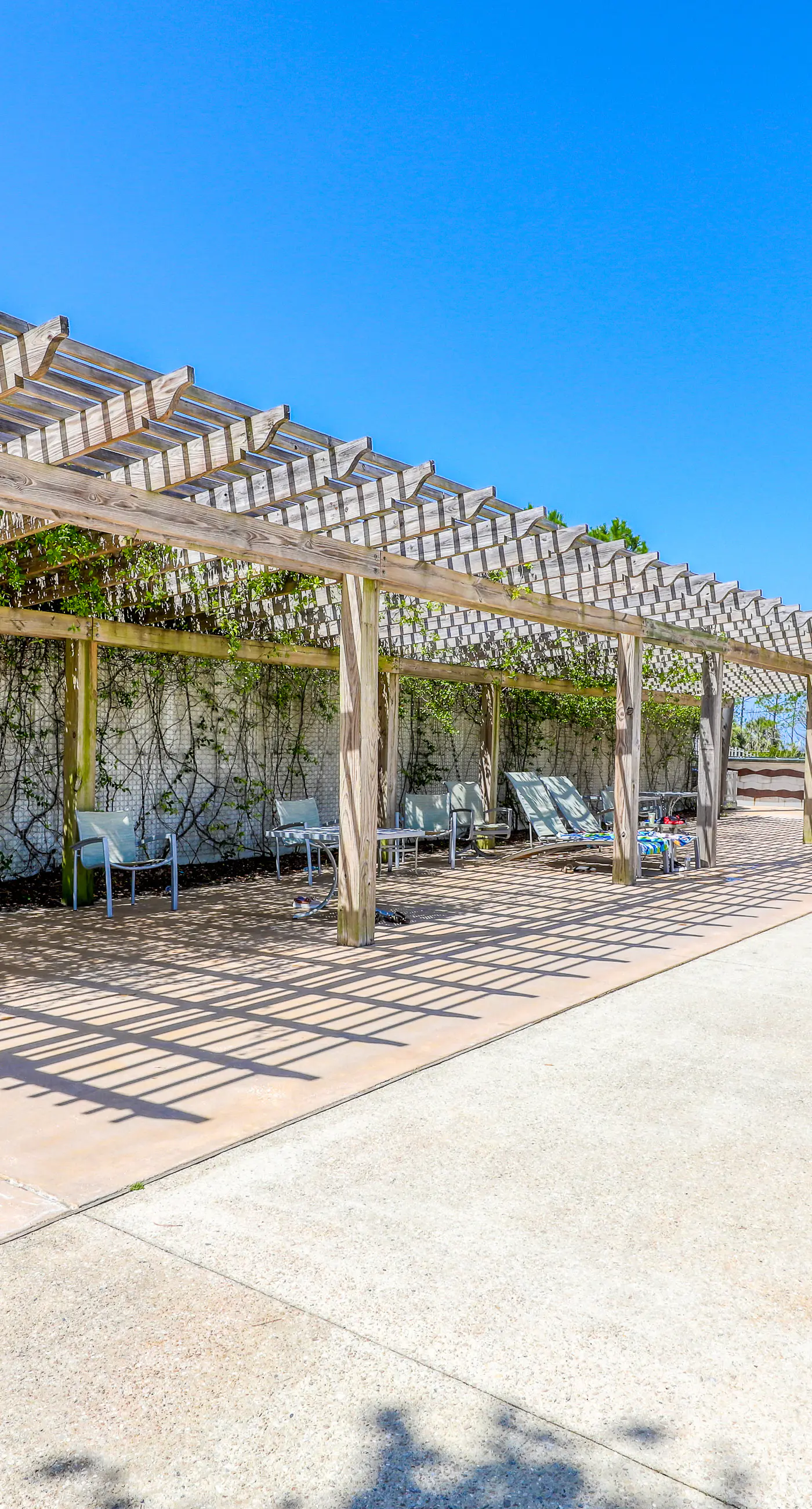 Brand-new home steps to beach with Gulf view, bikes, W/D, & pool access