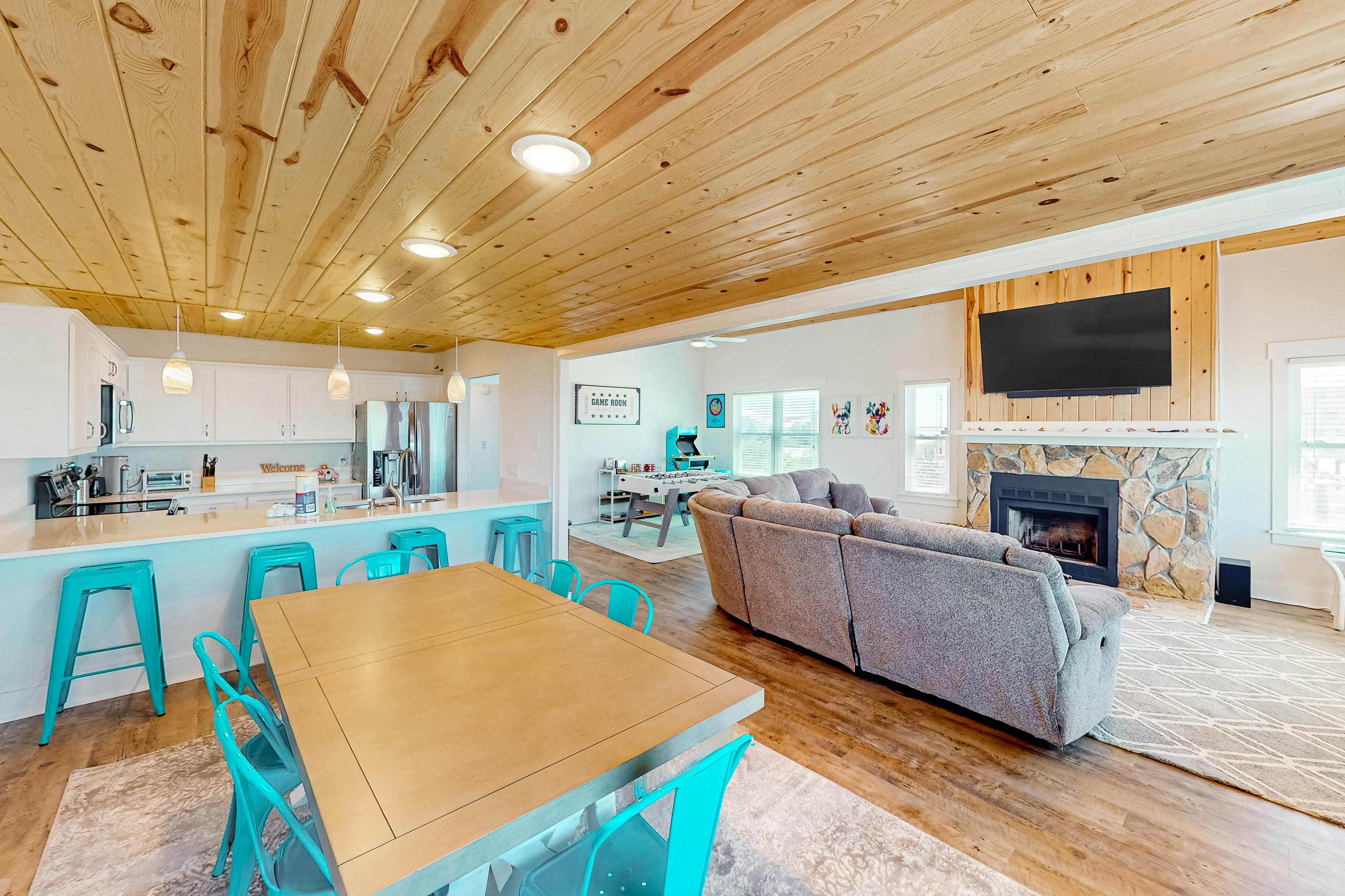 Cozy Gulf-View Beach House with Foosball, Patio, AC & washer&dryer - Pets Welcome