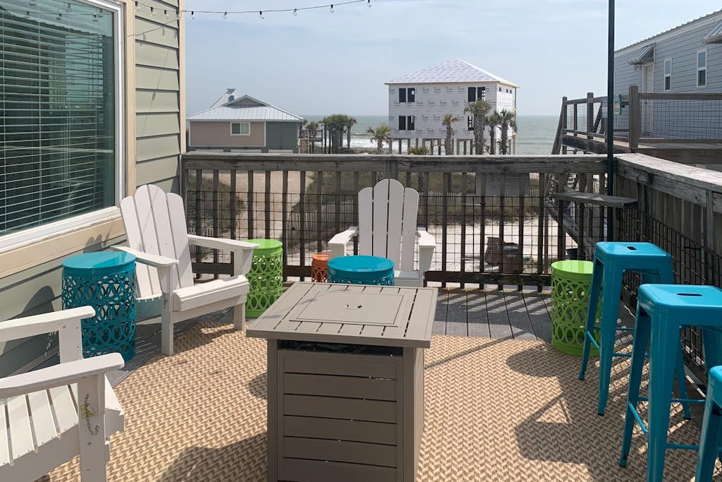 Cozy Gulf-View Beach House w/Foosball, Patio, AC & Washer/Dryer – Pets Welcome!