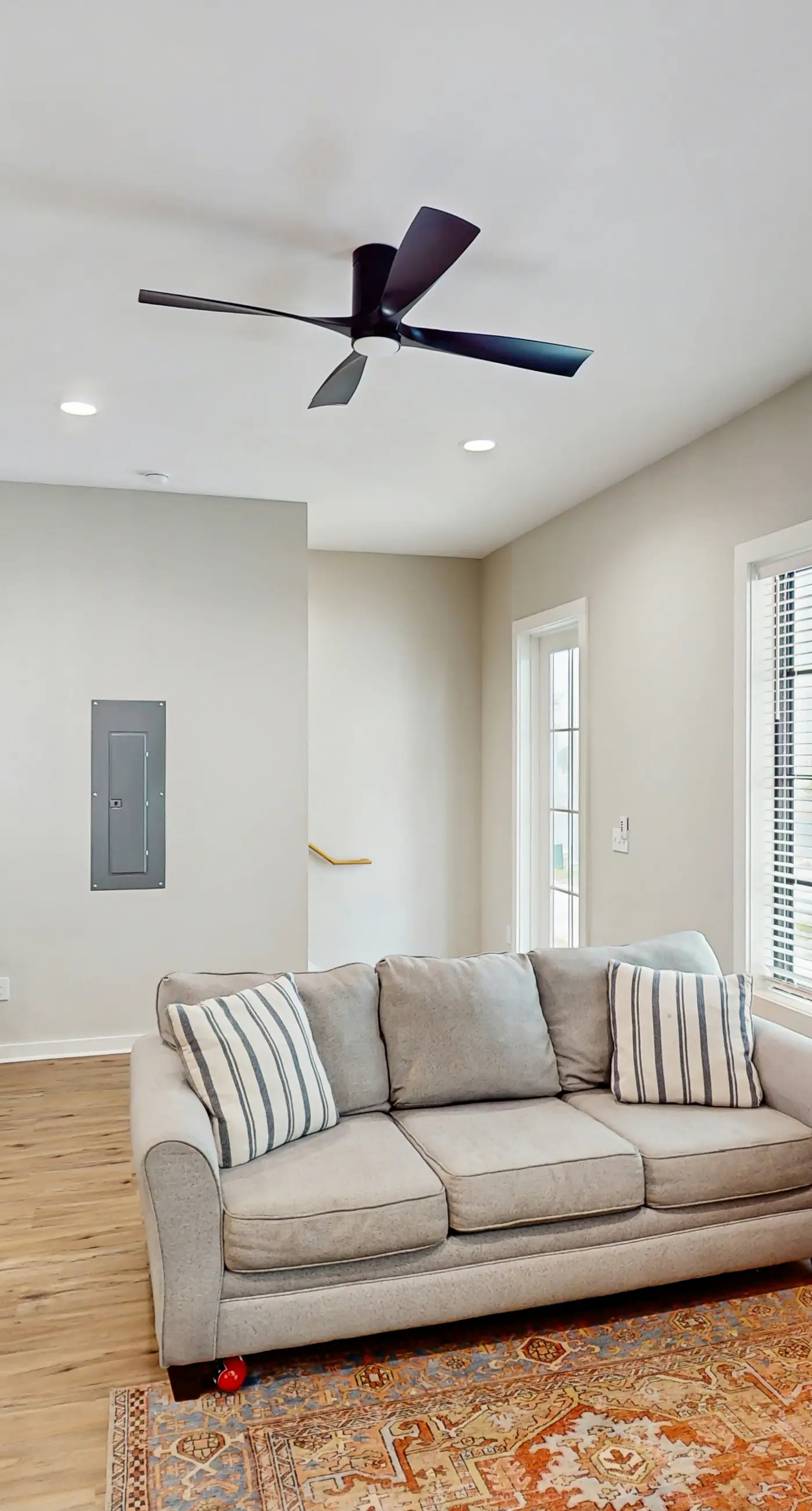 Dog-friendly bay view duplex with full kitchen, washer/dryer, & central AC