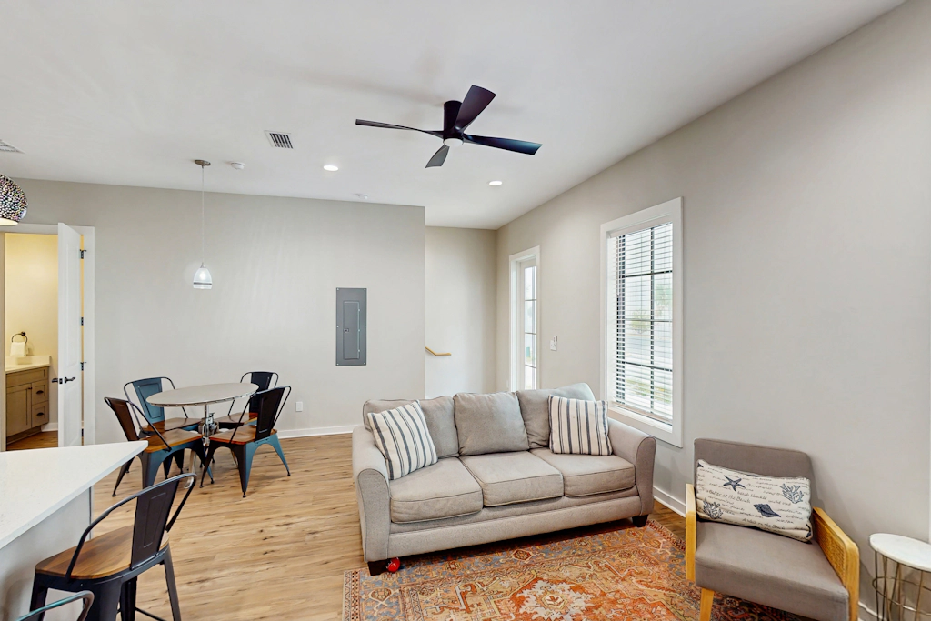 Dog-friendly bay view duplex with full kitchen, washer/dryer, & central AC