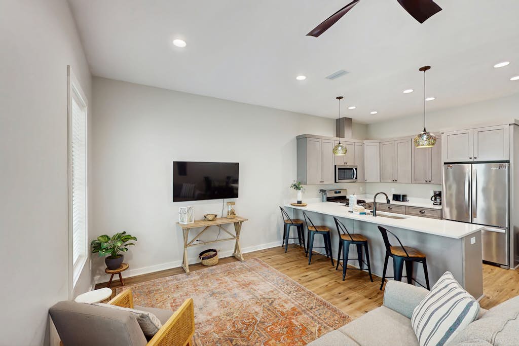 Dog-friendly bay view duplex with full kitchen, washer/dryer, & central AC