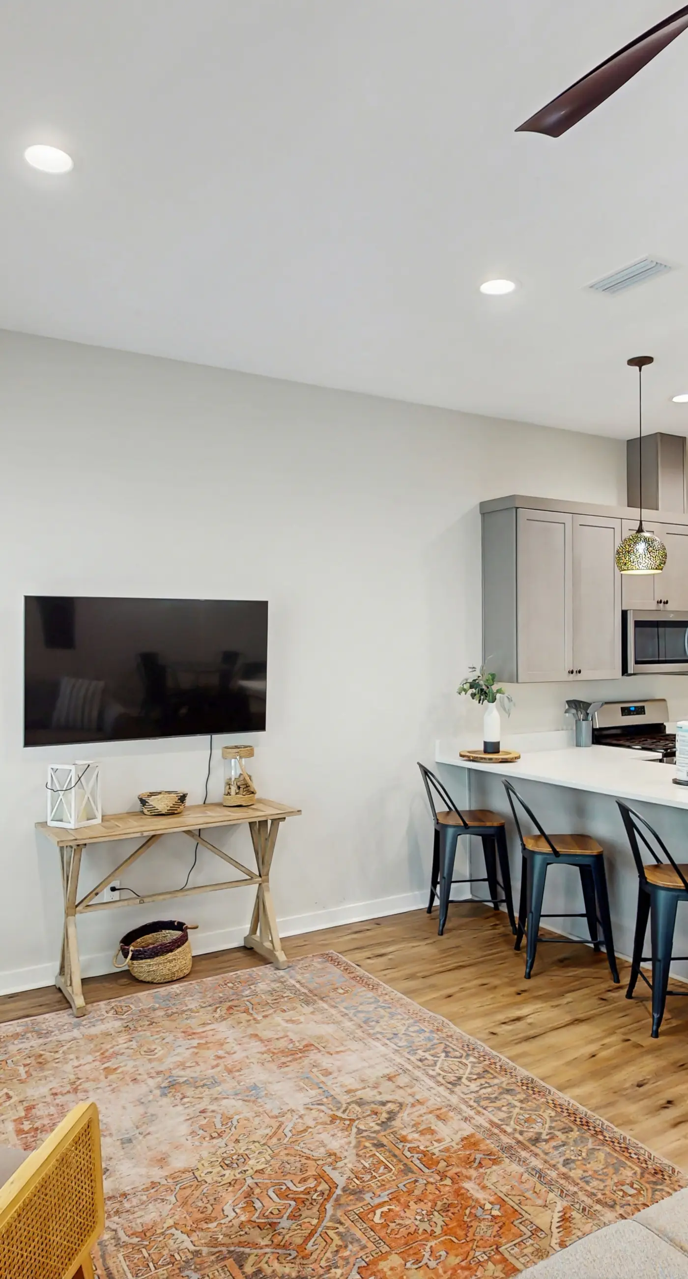 Dog-friendly bay view duplex with full kitchen, washer/dryer, & central AC