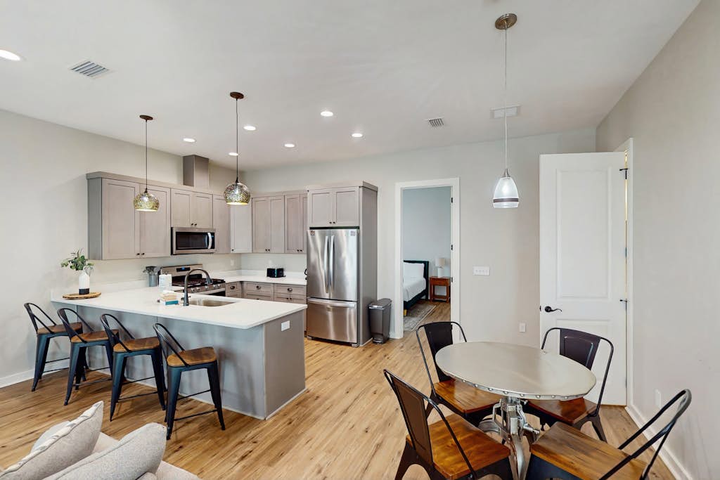 Dog-friendly bay view duplex with full kitchen, washer/dryer, & central AC