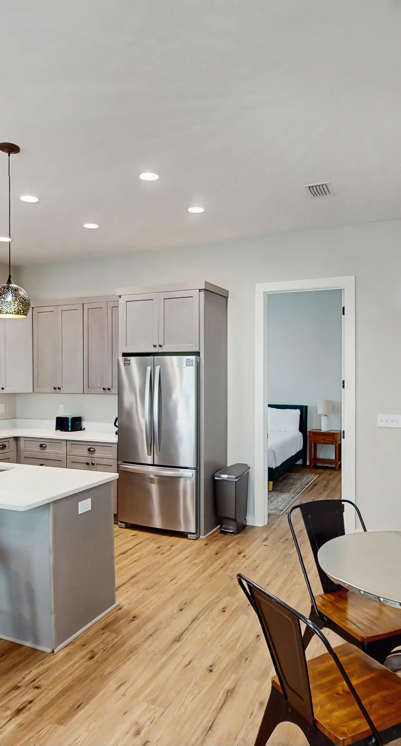 Dog-friendly bay view duplex with full kitchen, washer/dryer, & central AC