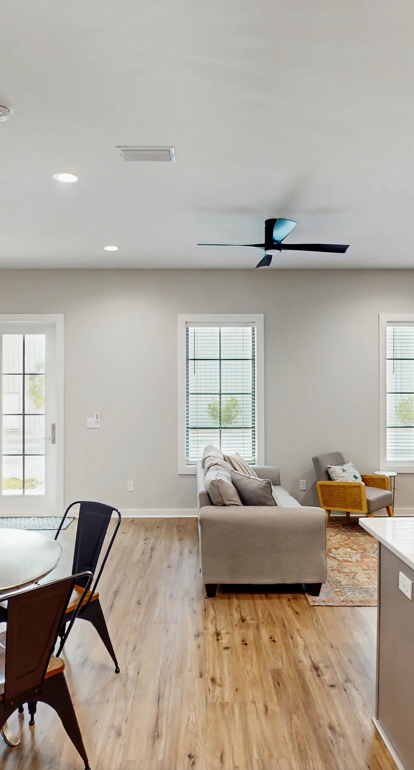Dog-friendly bay view duplex with full kitchen, washer/dryer, & central AC