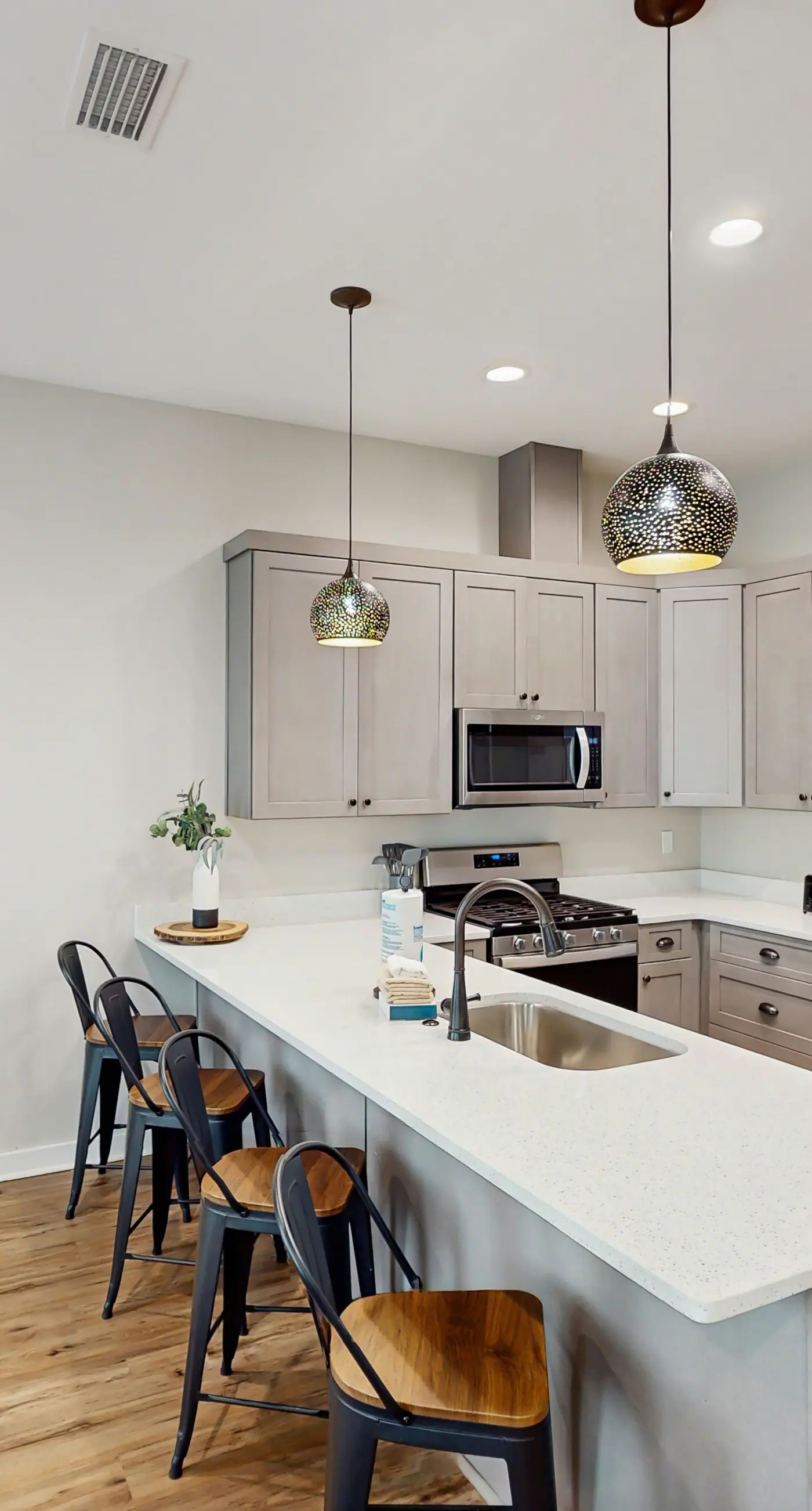 Dog-friendly bay view duplex with full kitchen, washer/dryer, & central AC