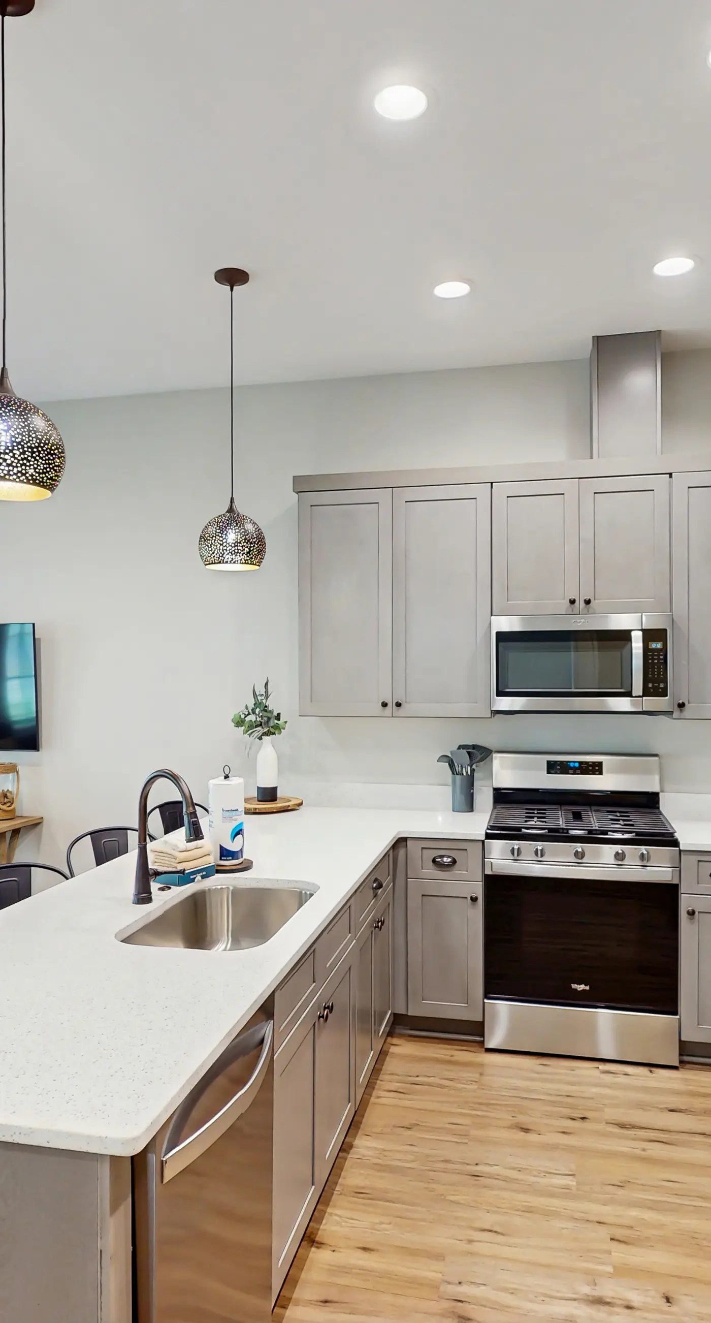 Dog-friendly bay view duplex with full kitchen, washer/dryer, & central AC
