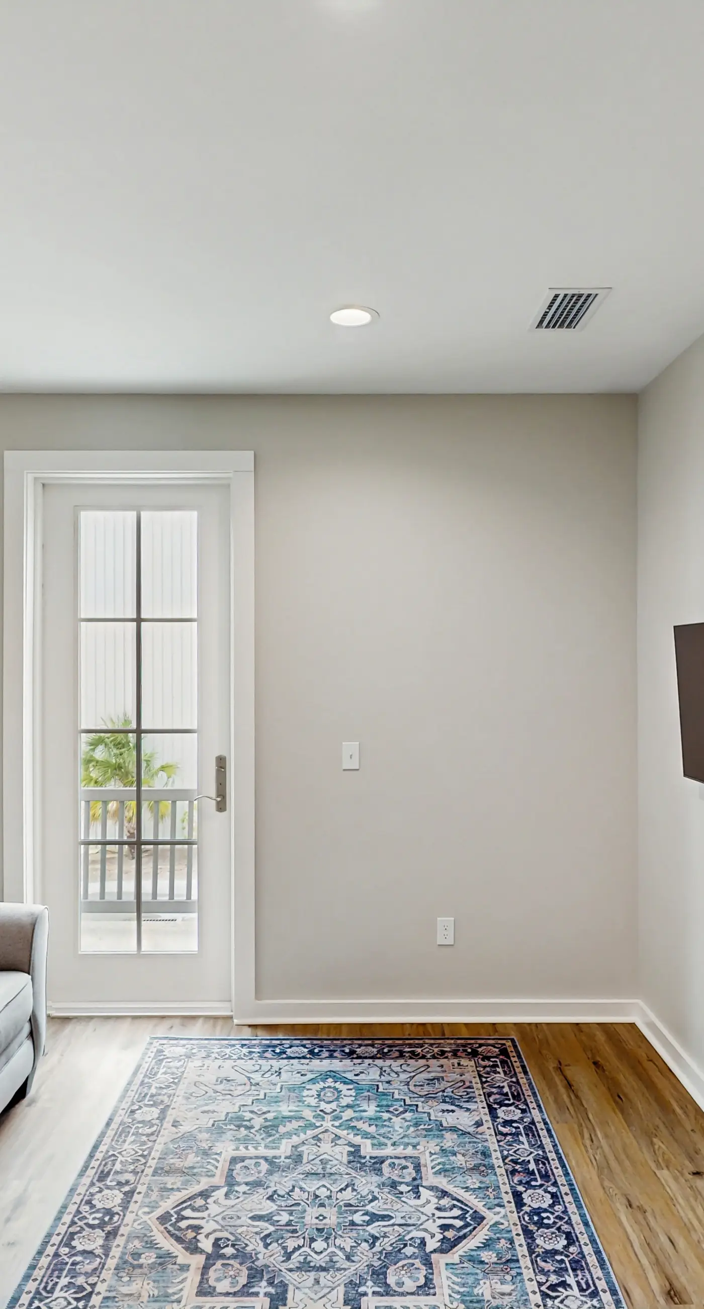Dog-friendly bay view duplex with full kitchen, washer/dryer, & central AC