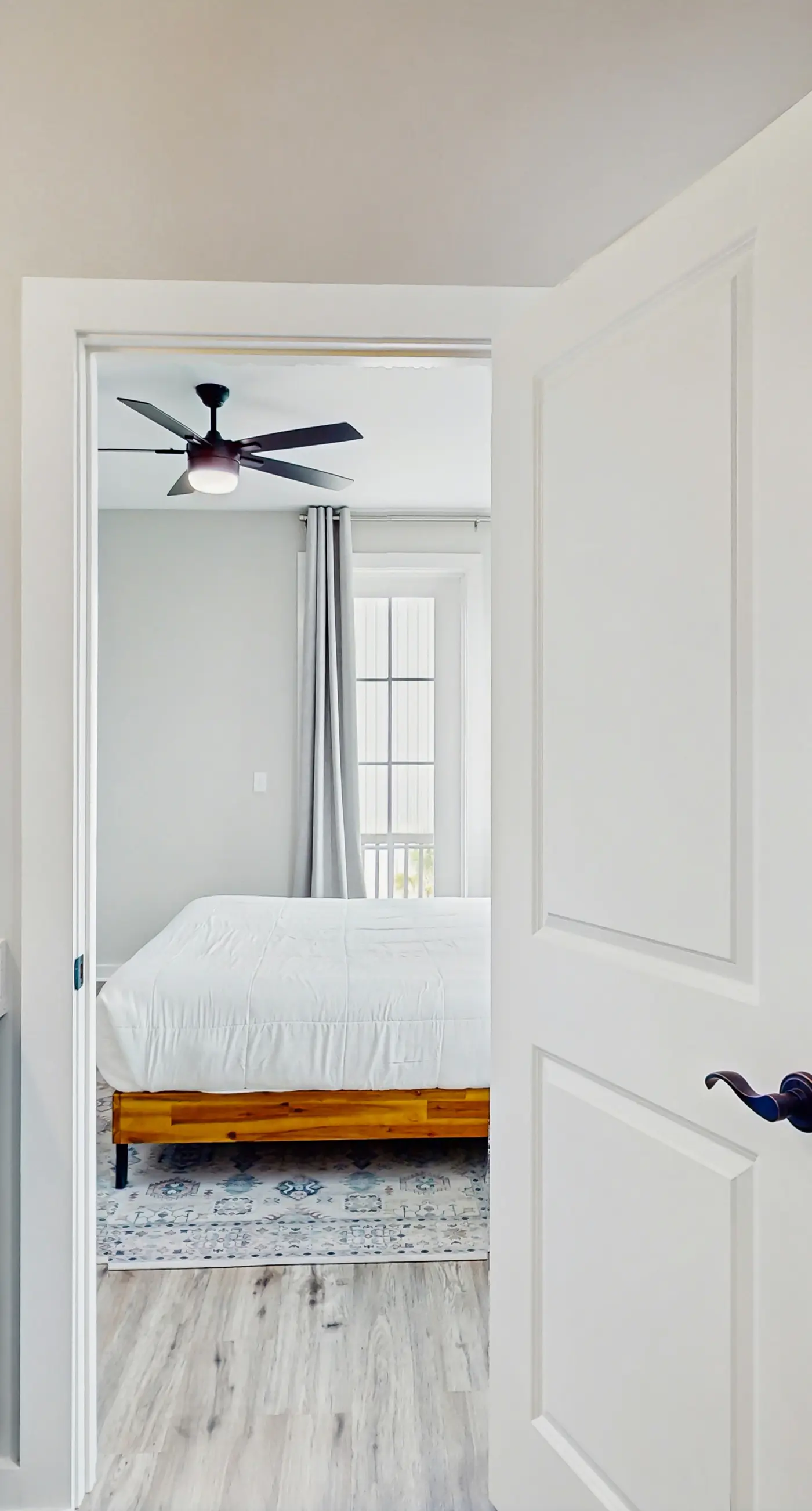 Dog-friendly bay view duplex with full kitchen, washer/dryer, & central AC