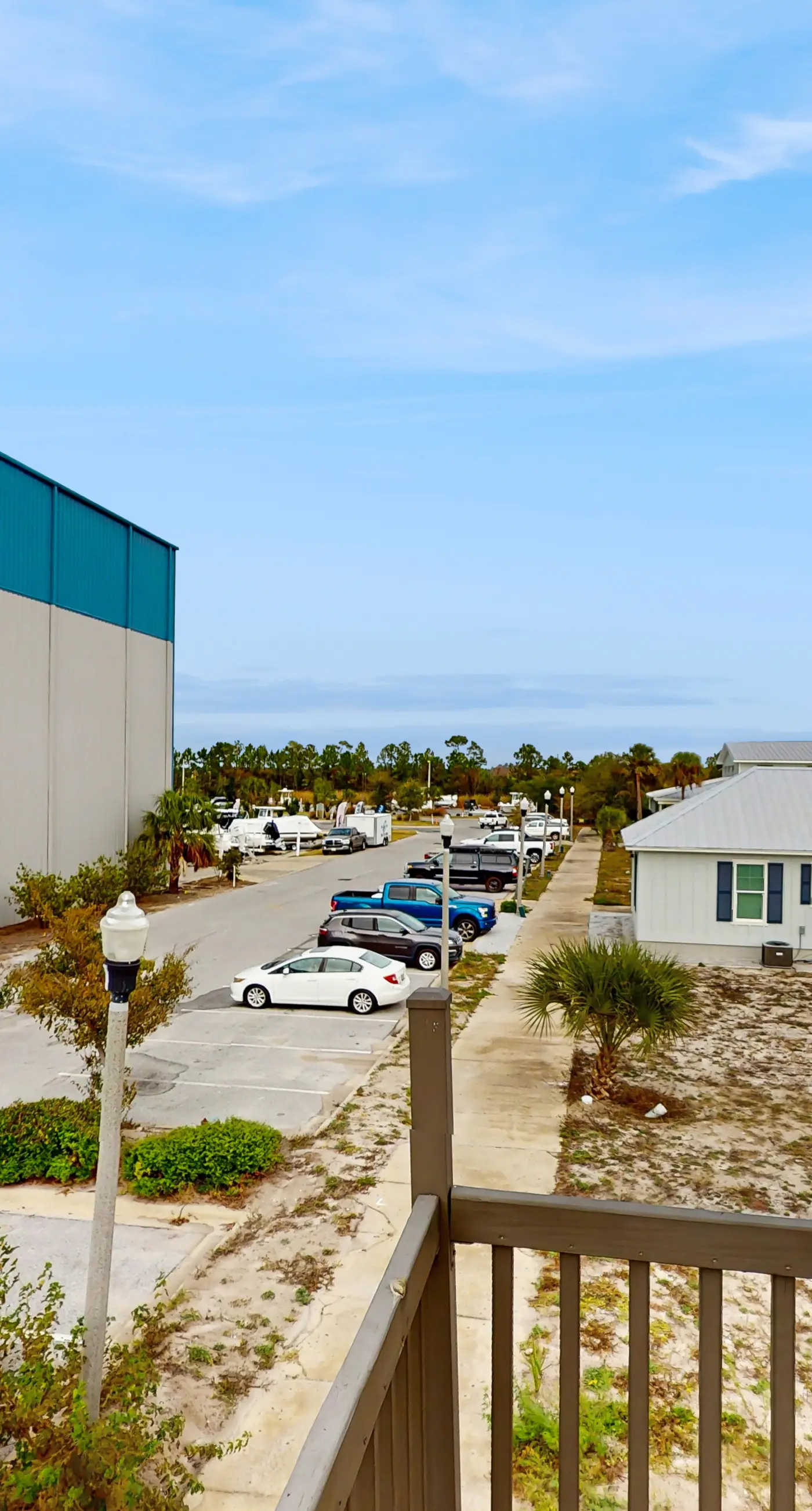 Dog-friendly bay view duplex with full kitchen, washer/dryer, & central AC