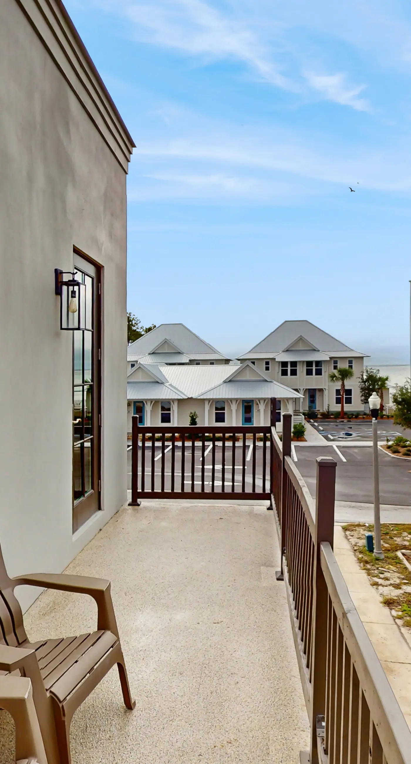 Dog-friendly bay view duplex with full kitchen, washer/dryer, & central AC