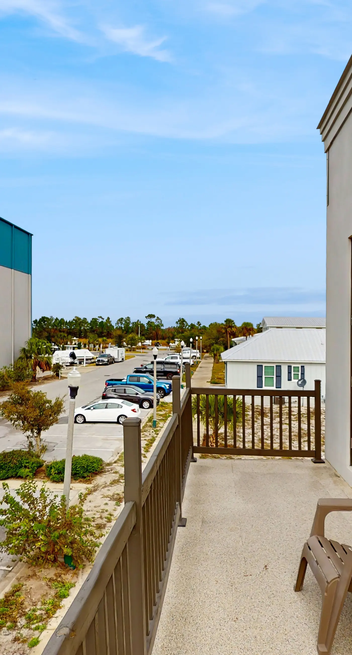 Dog-friendly bay view duplex with full kitchen, washer/dryer, & central AC