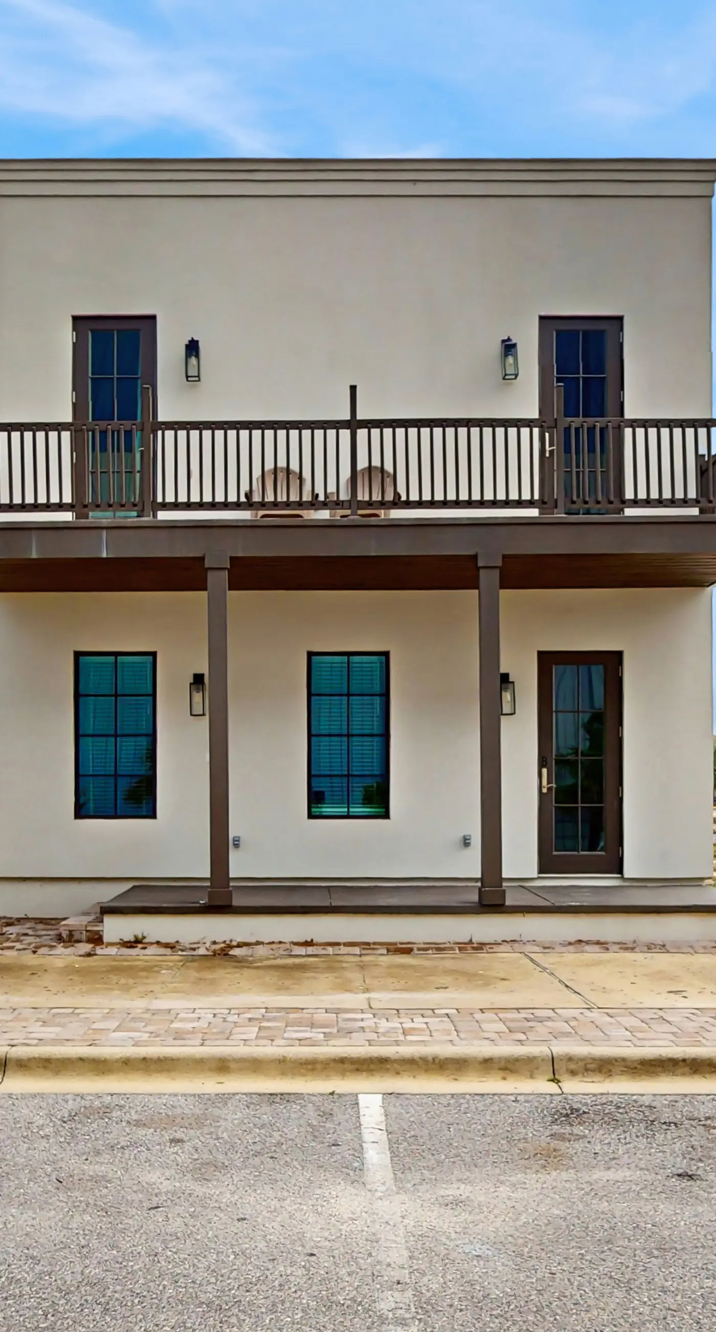 Dog-friendly bay view duplex with full kitchen, washer/dryer, & central AC
