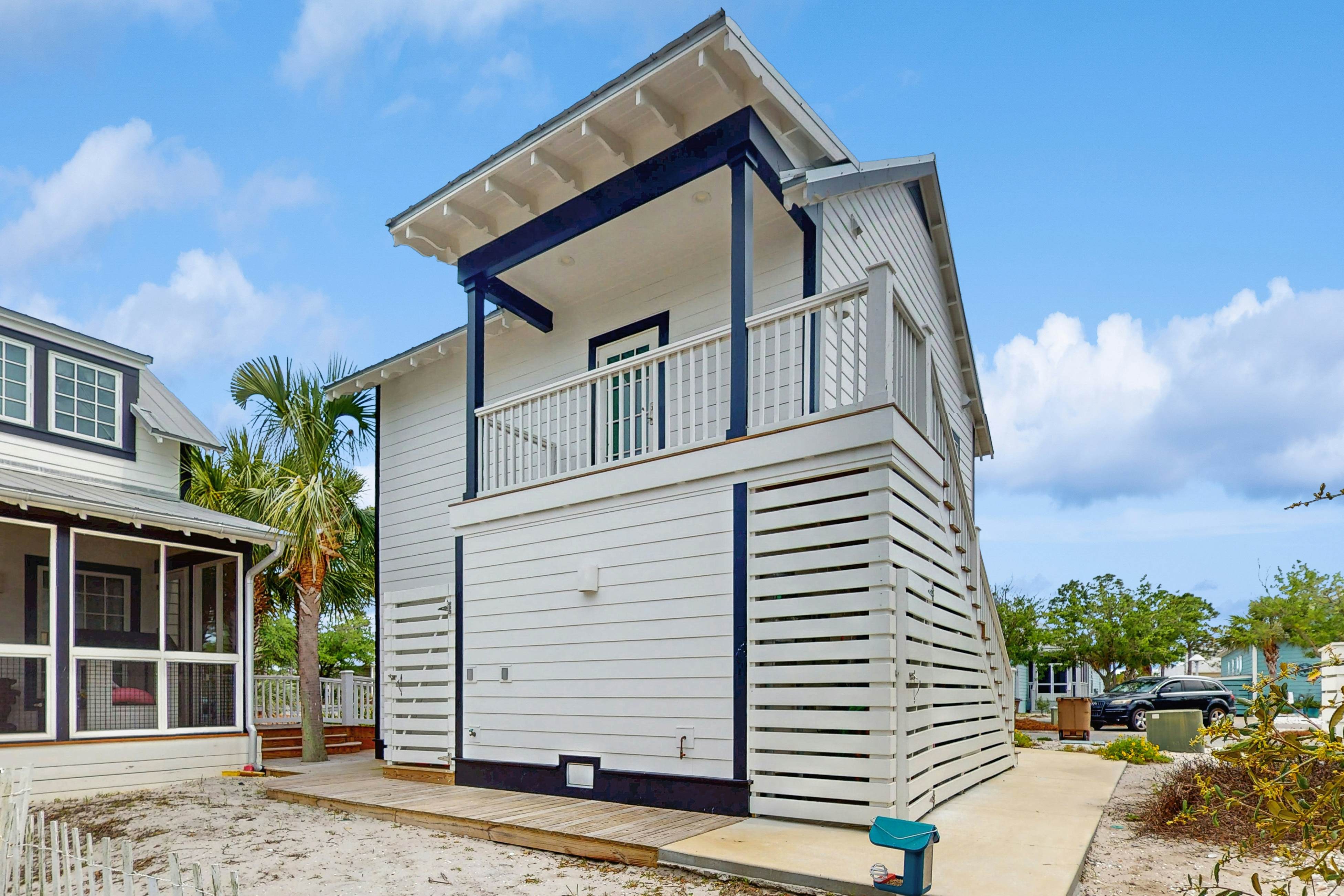 Cozy carriage house with full kitchen and close to beach