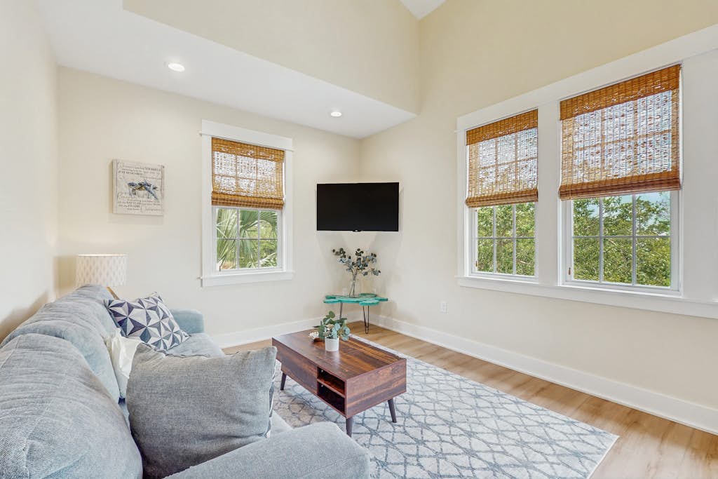 Cozy carriage house with full kitchen and close to beach