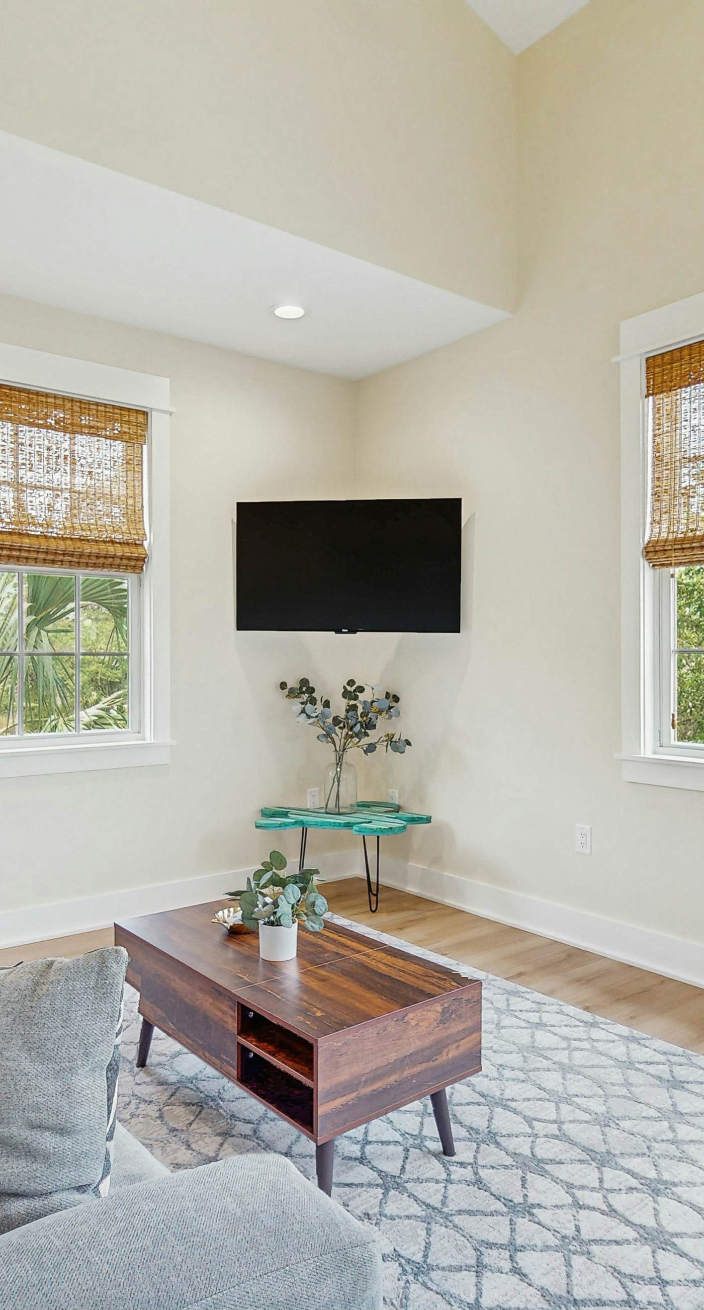 Cozy carriage house with full kitchen and close to beach