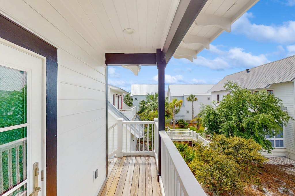 Cozy carriage house with full kitchen and close to beach