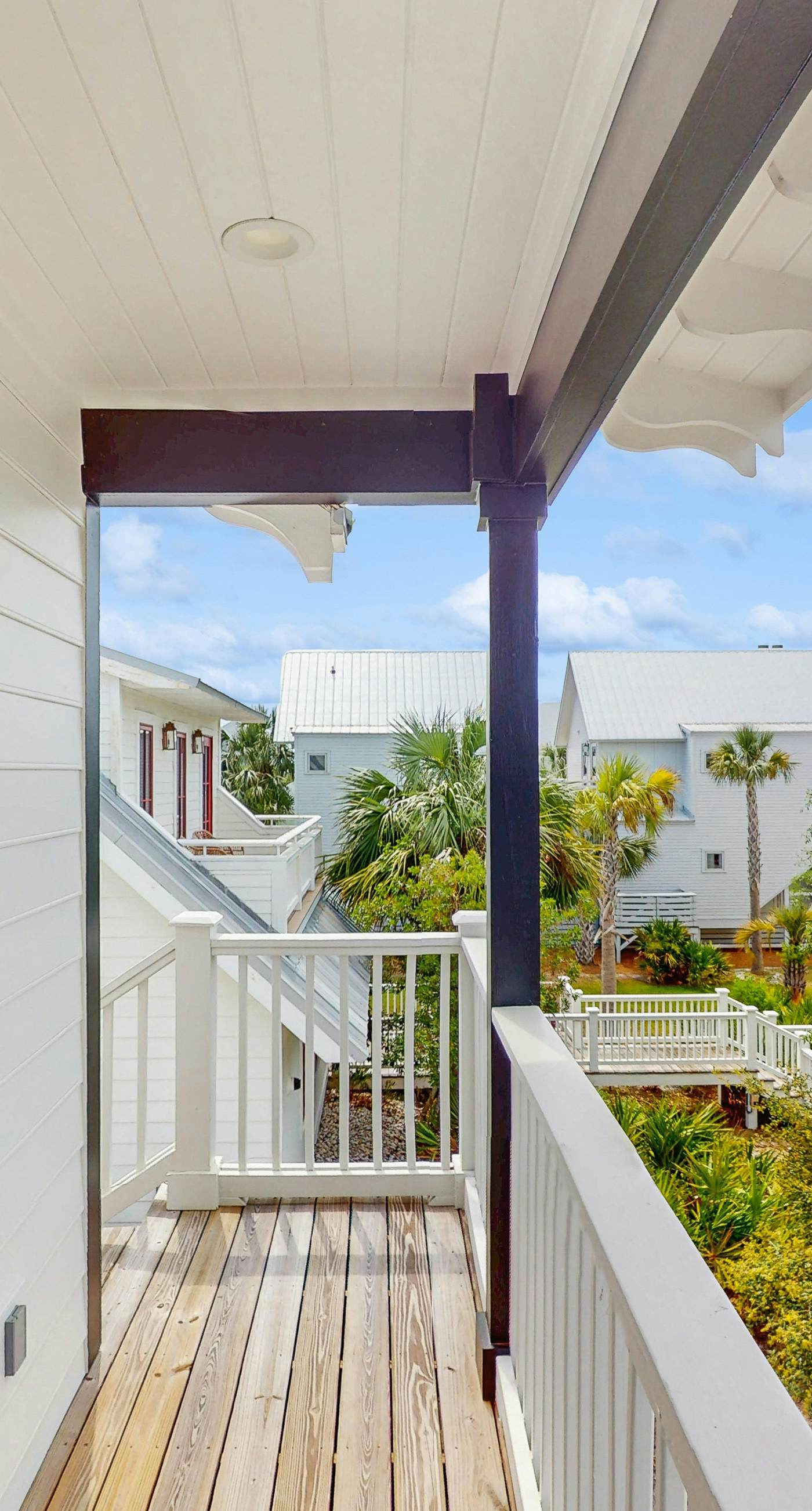 Cozy carriage house with full kitchen and close to beach