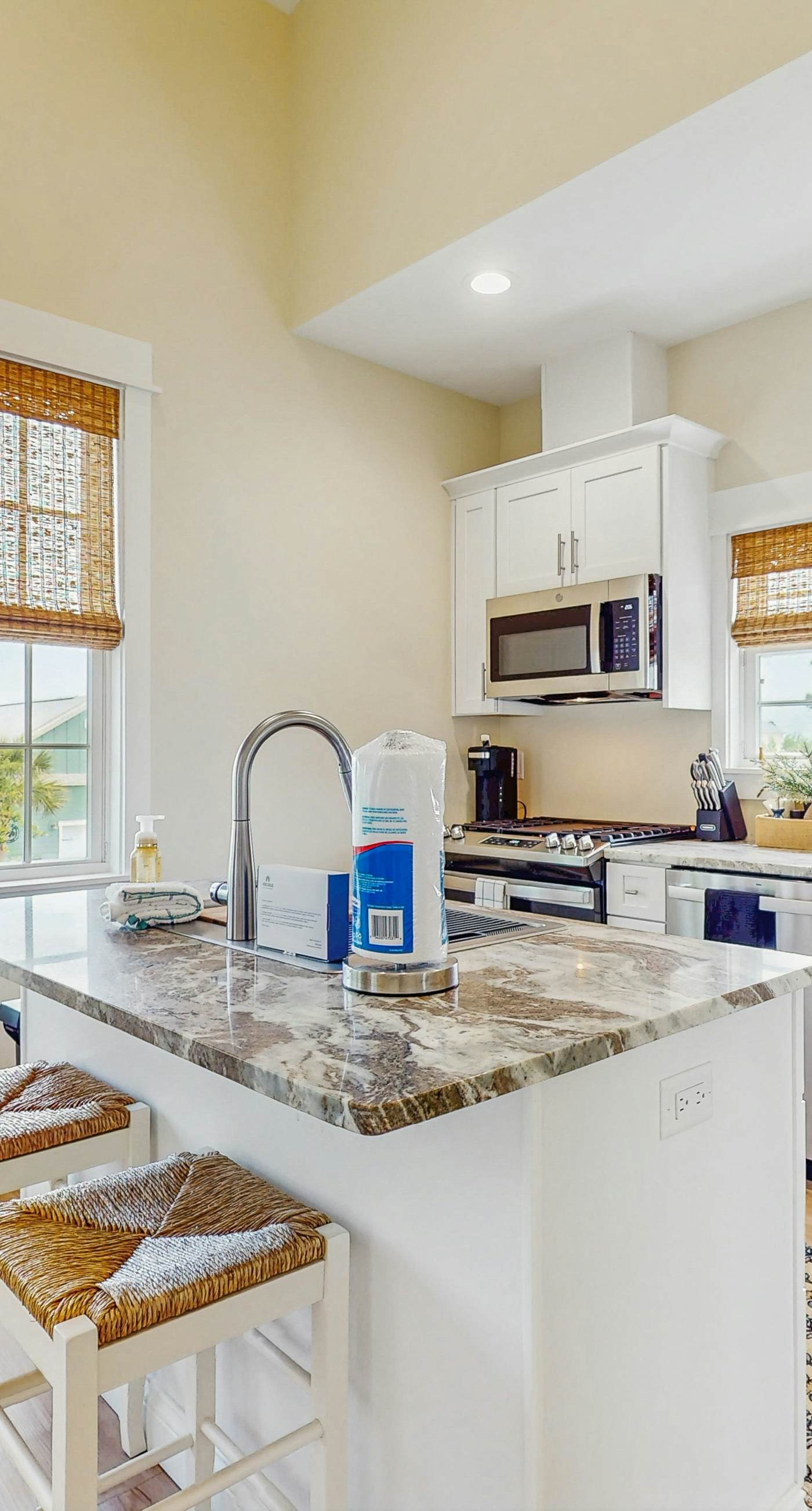 Cozy carriage house with full kitchen and close to beach