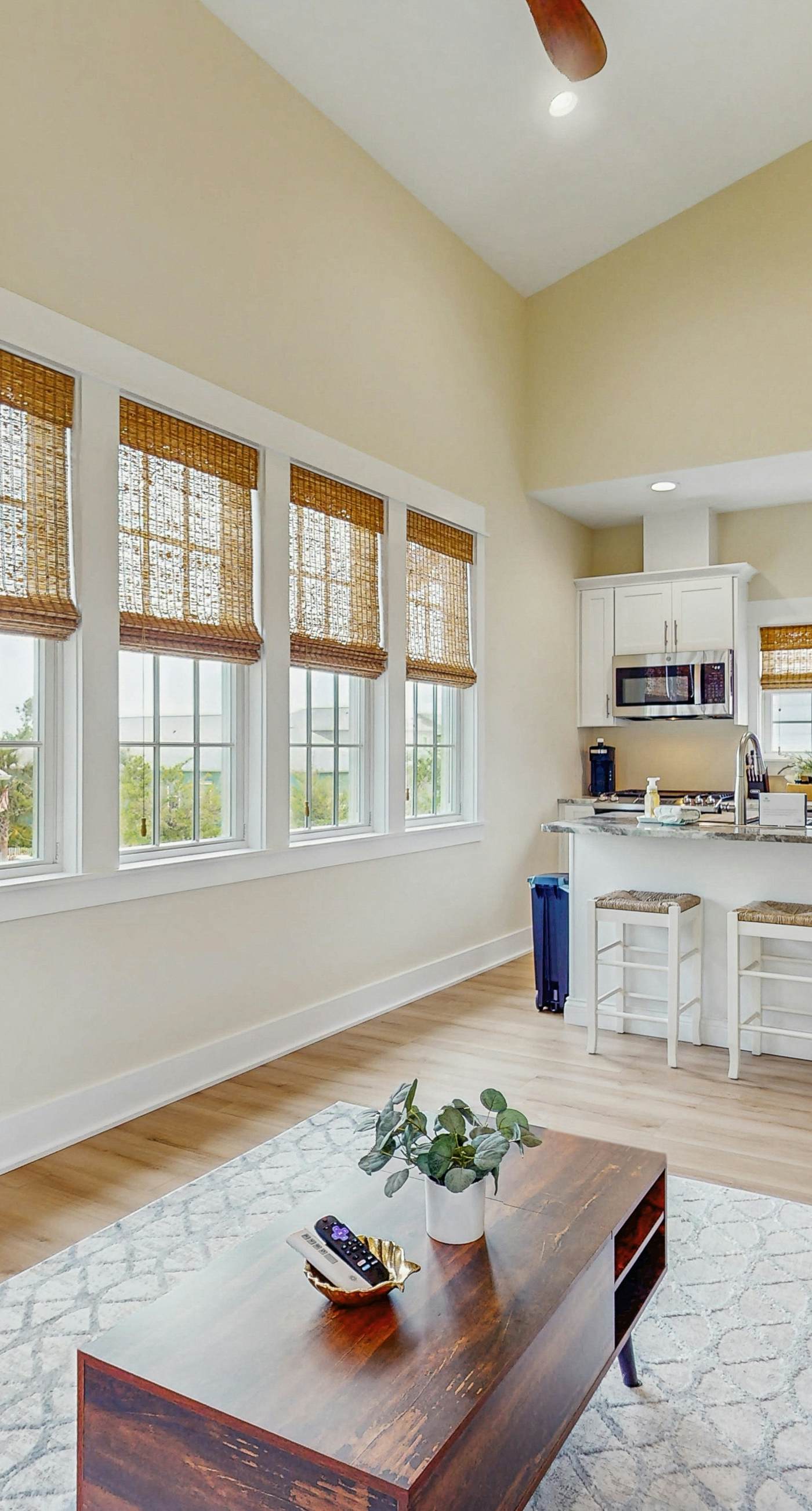 Cozy carriage house with full kitchen and close to beach