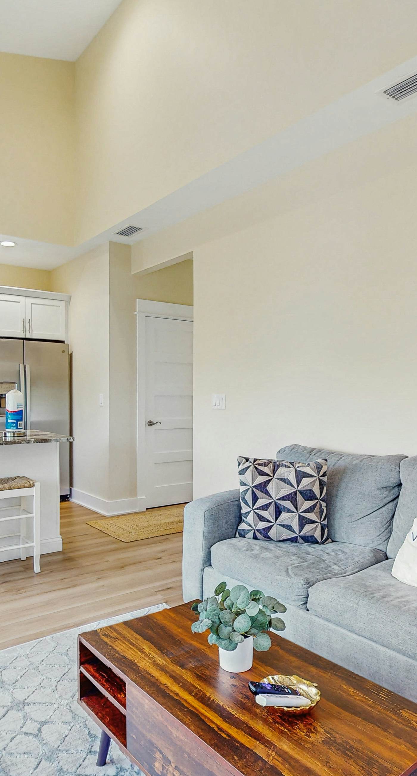 Cozy carriage house with full kitchen and close to beach