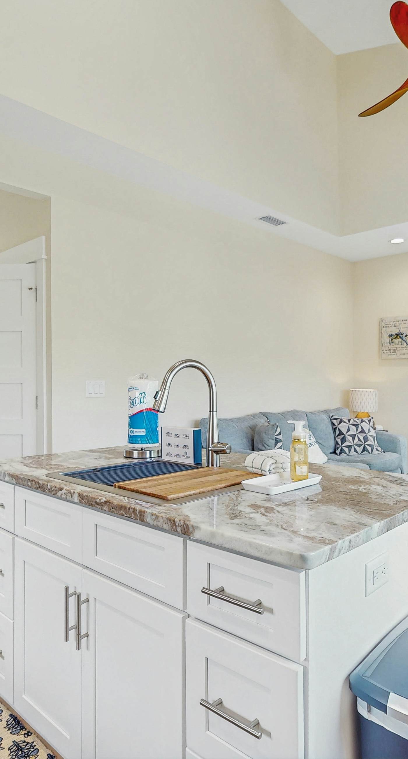 Cozy carriage house with full kitchen and close to beach