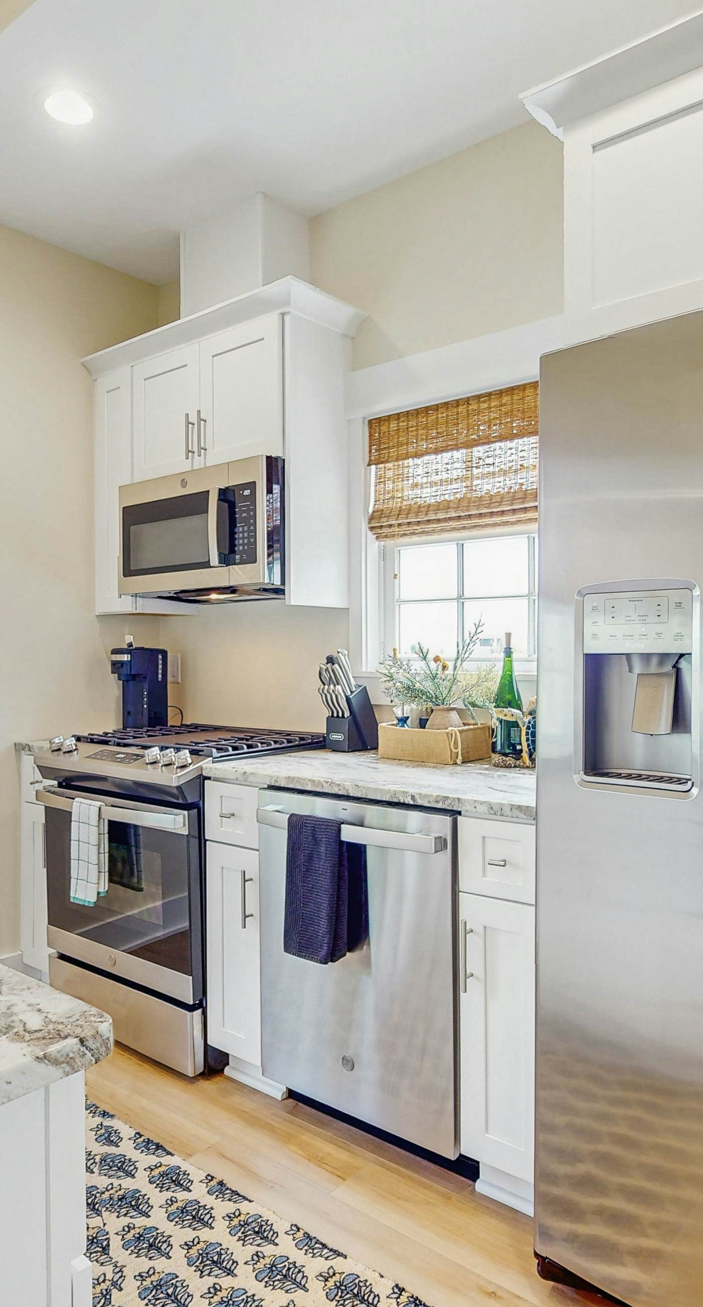 Cozy carriage house with full kitchen and close to beach