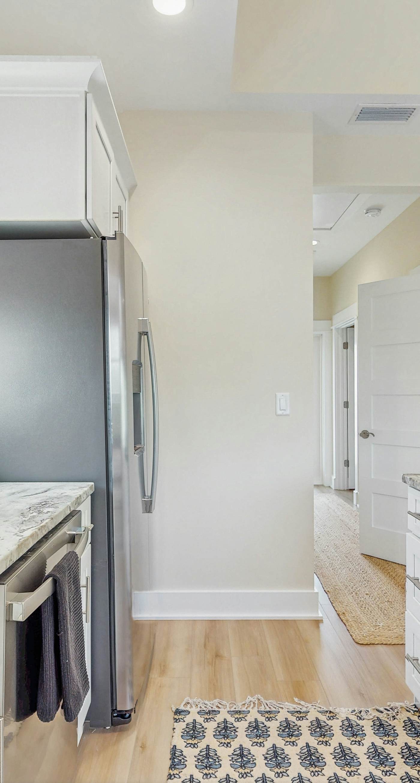 Cozy carriage house with full kitchen and close to beach