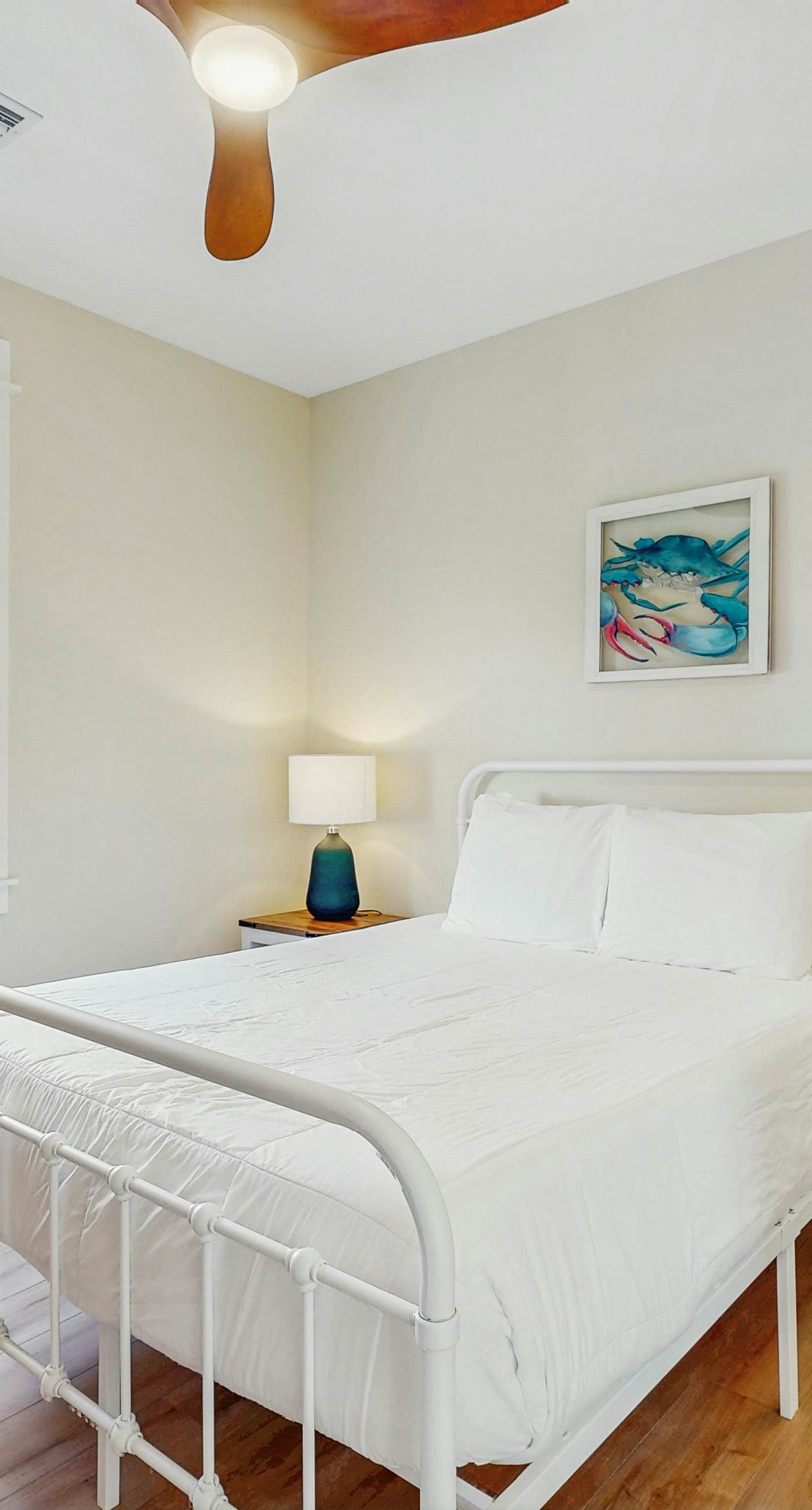 Cozy carriage house with full kitchen and close to beach