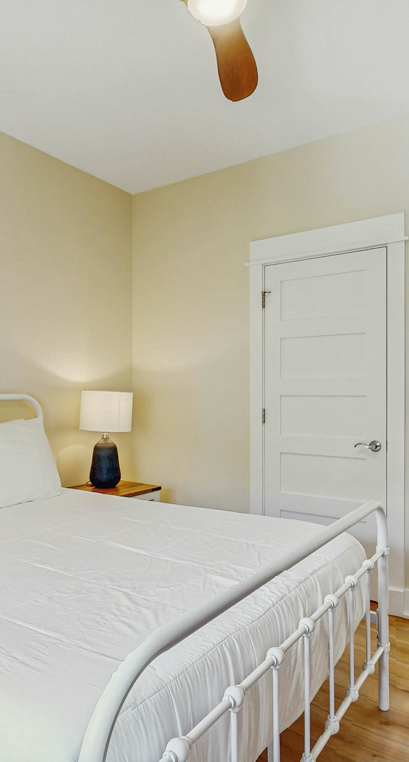 Cozy carriage house with full kitchen and close to beach