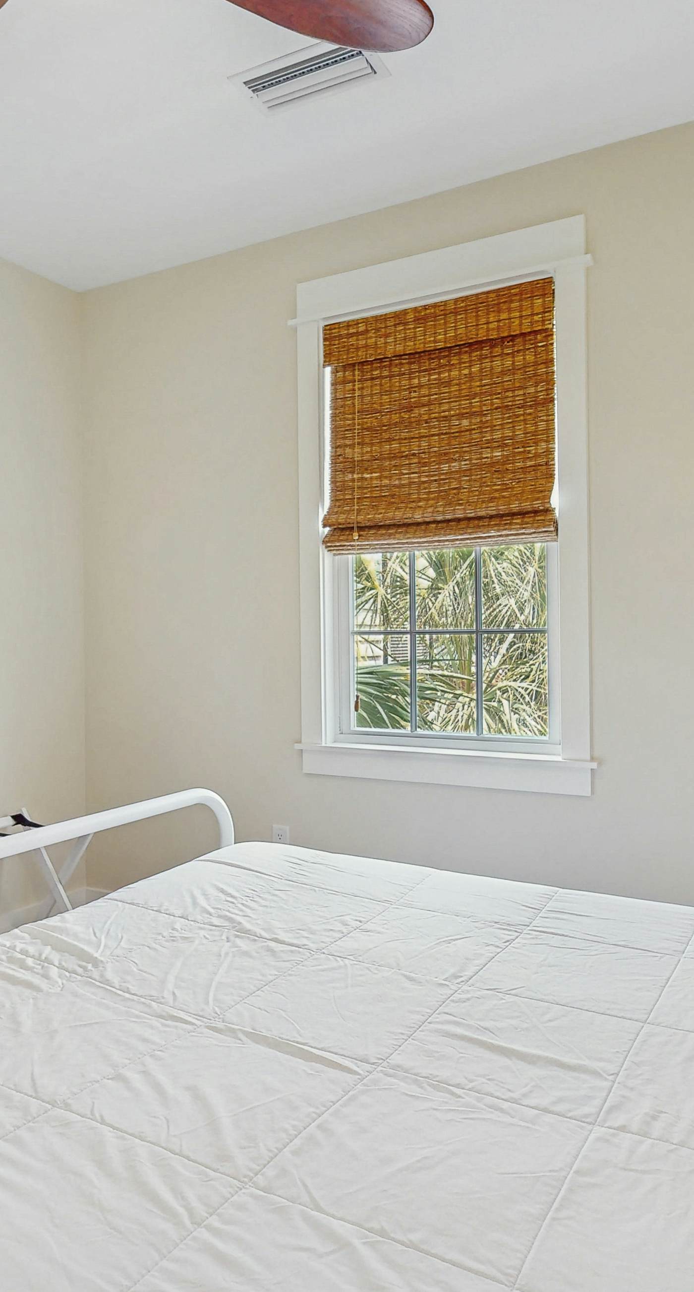 Cozy carriage house with full kitchen and close to beach