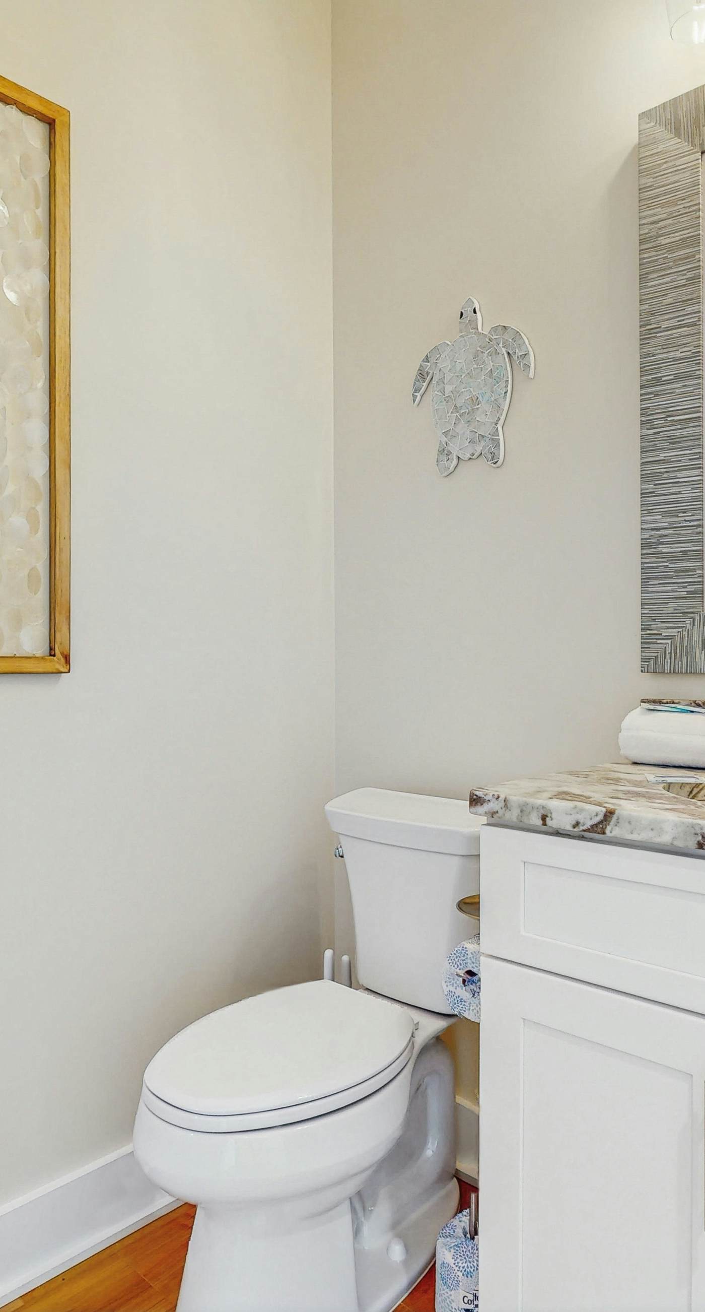 Cozy carriage house with full kitchen and close to beach