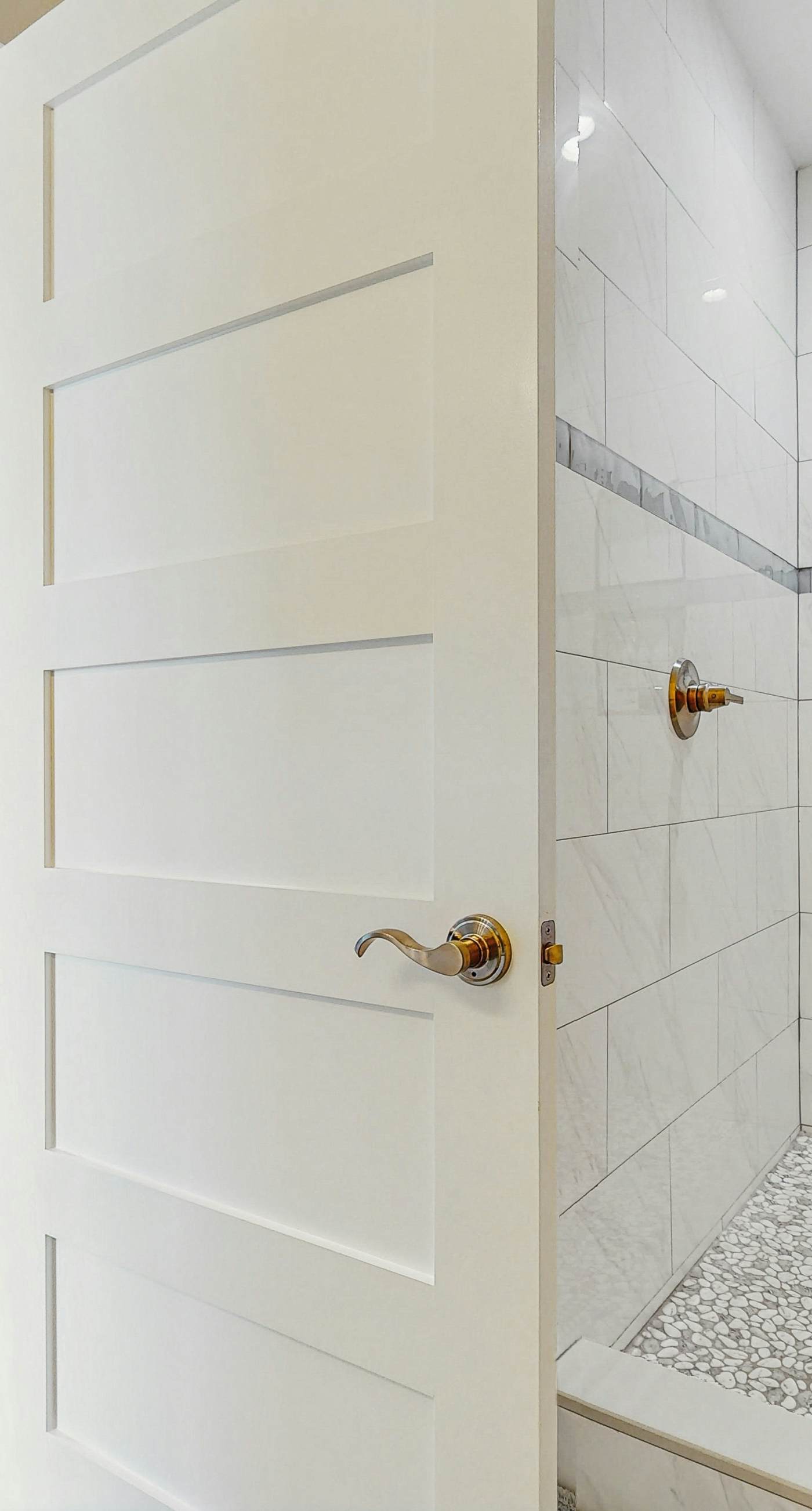 Cozy carriage house with full kitchen and close to beach