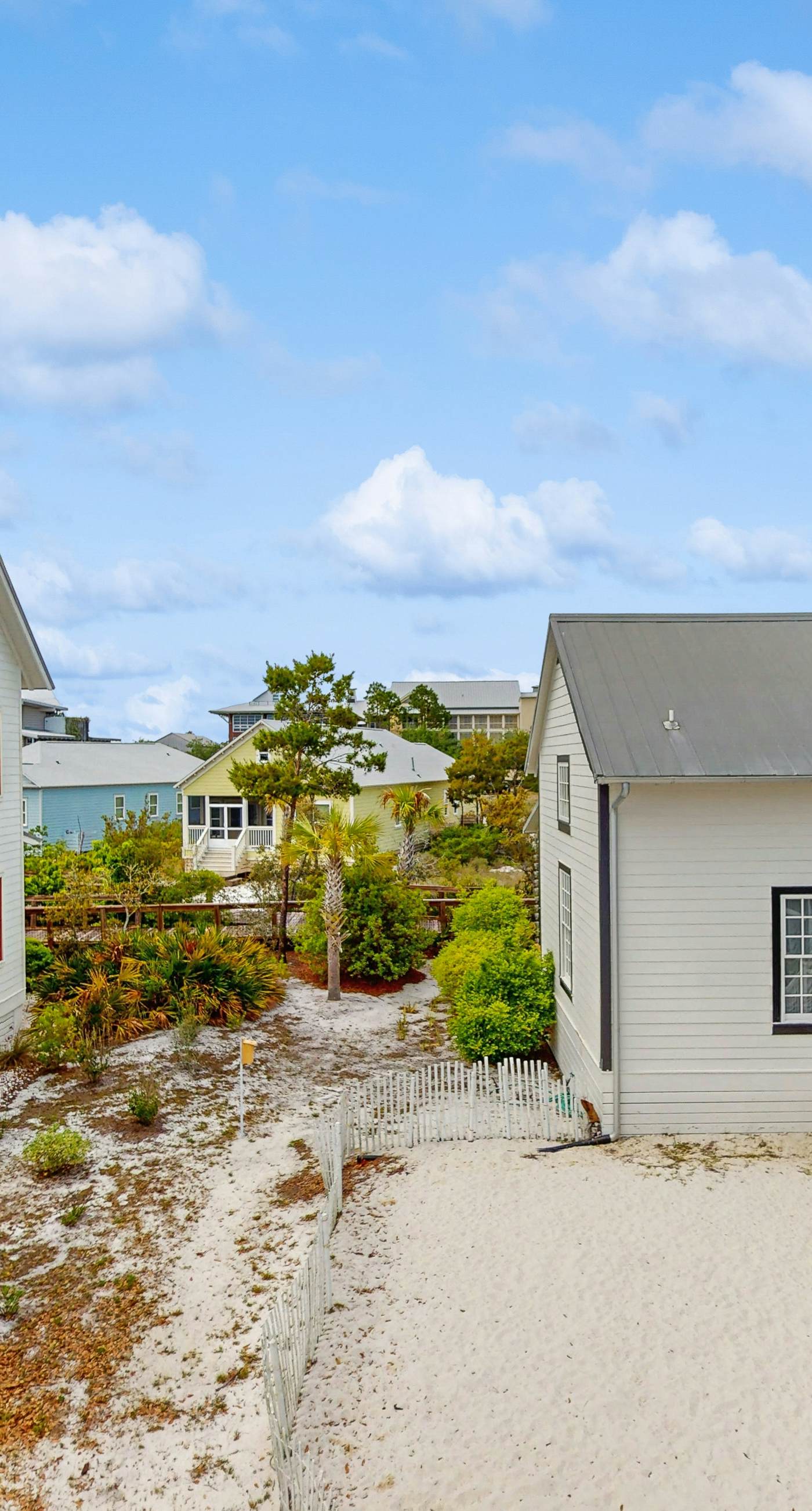 Cozy carriage house with full kitchen and close to beach