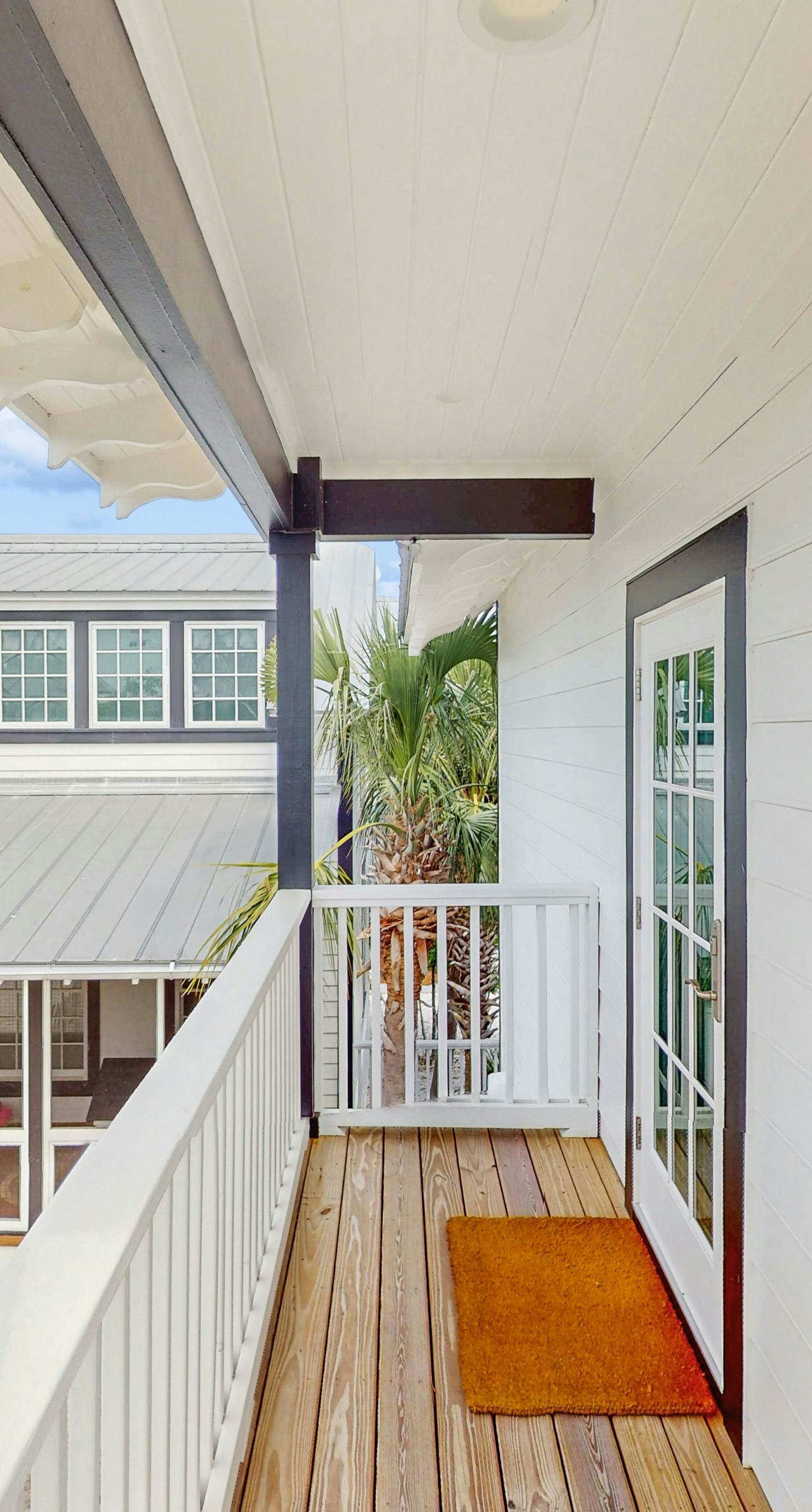 Cozy carriage house with full kitchen and close to beach