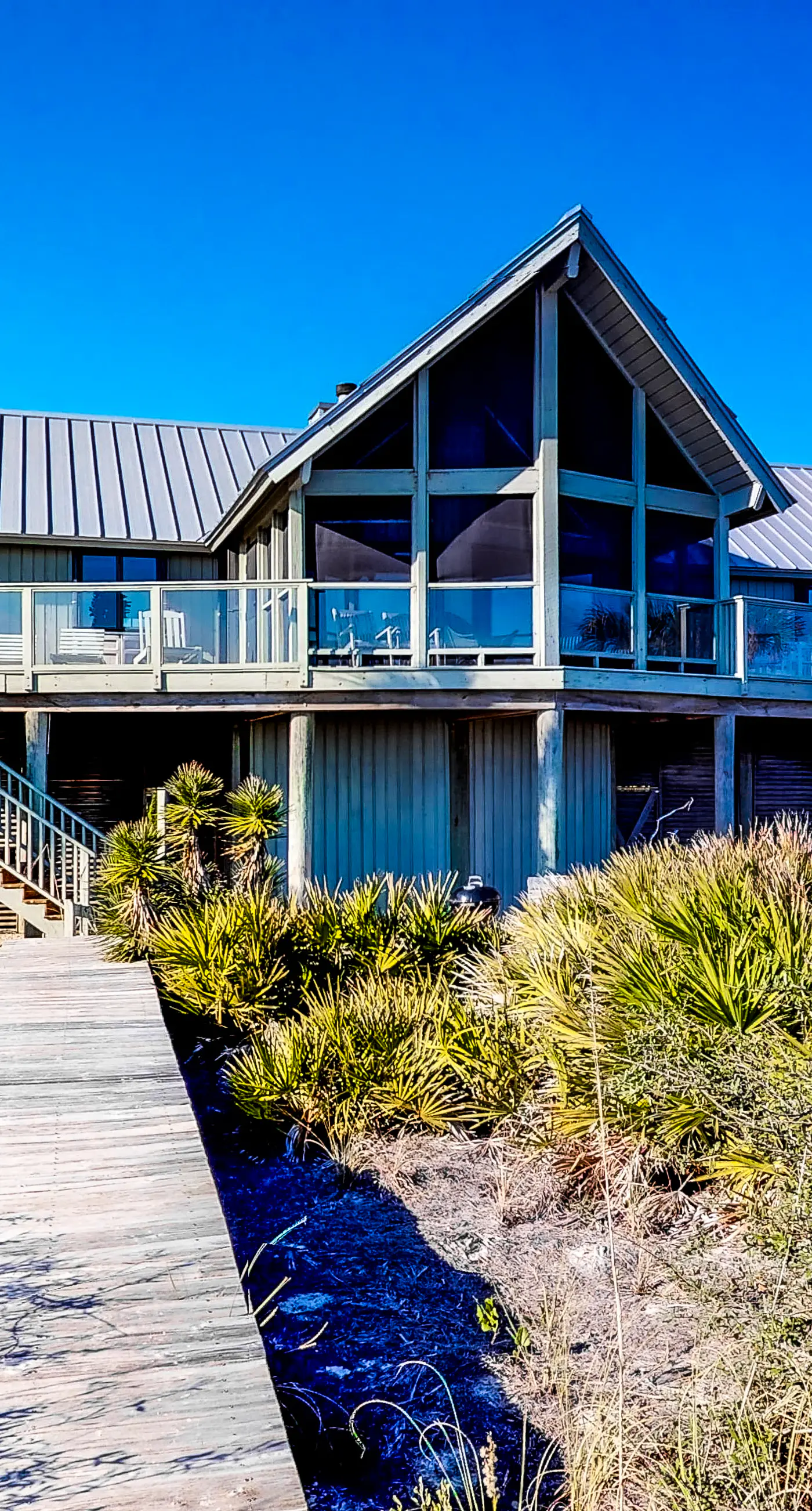 Snowbird-friendly beachfront home with a pool, tennis, washer/dryer, fireplace