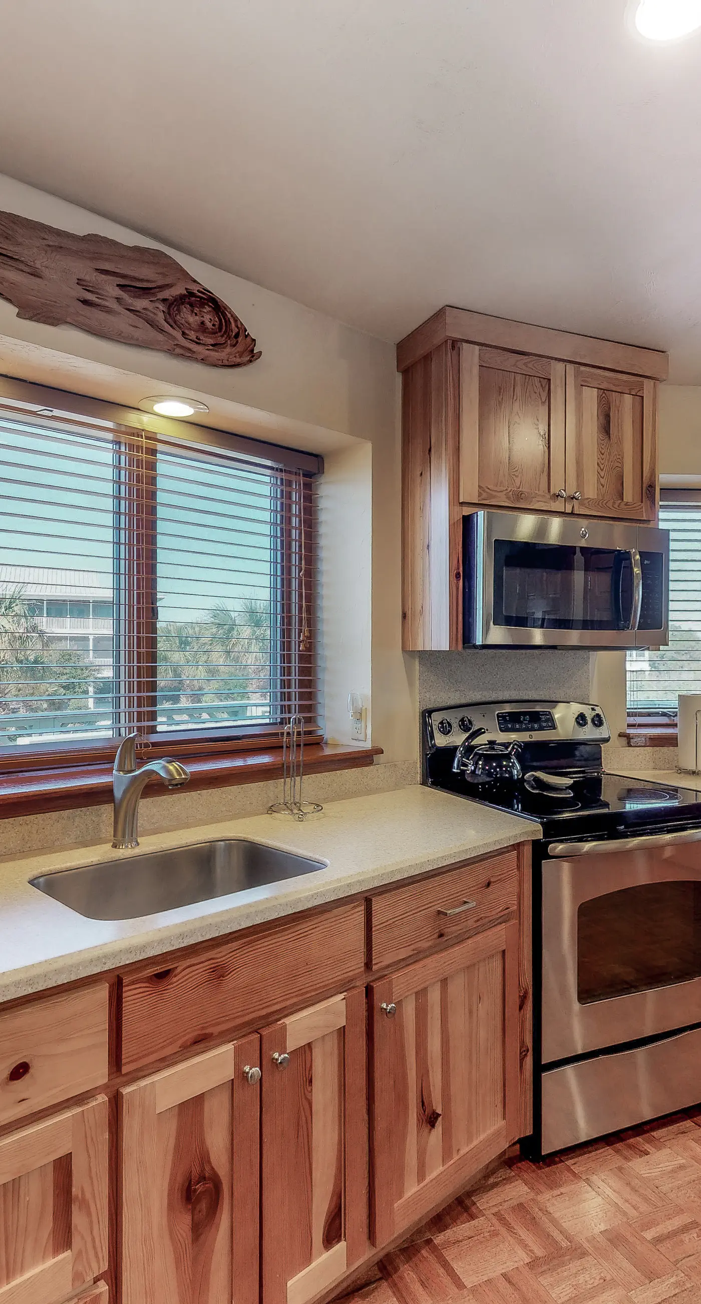 Snowbird-friendly beachfront home with a pool, tennis, washer/dryer, fireplace