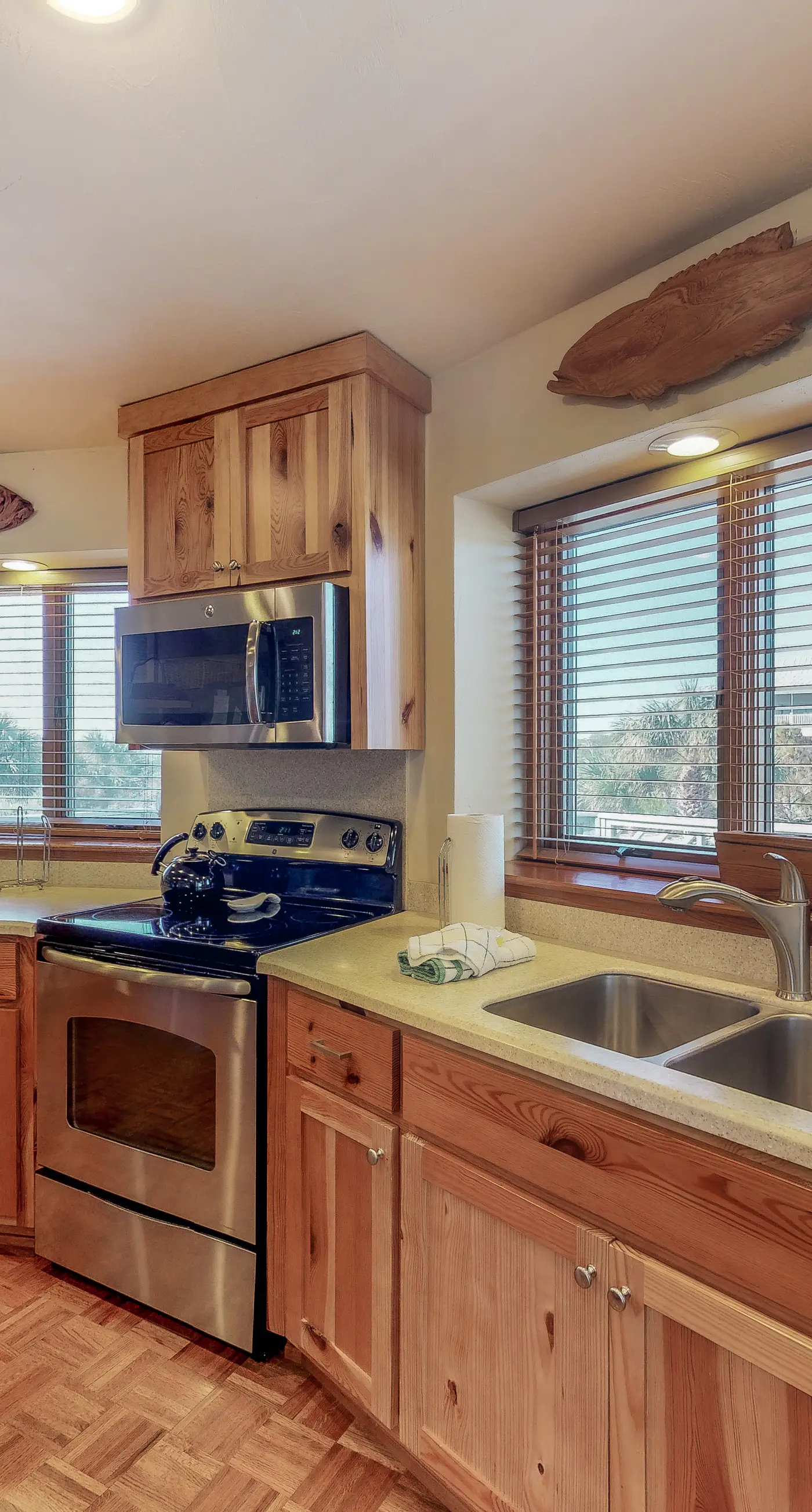 Snowbird-friendly beachfront home with a pool, tennis, washer/dryer, fireplace