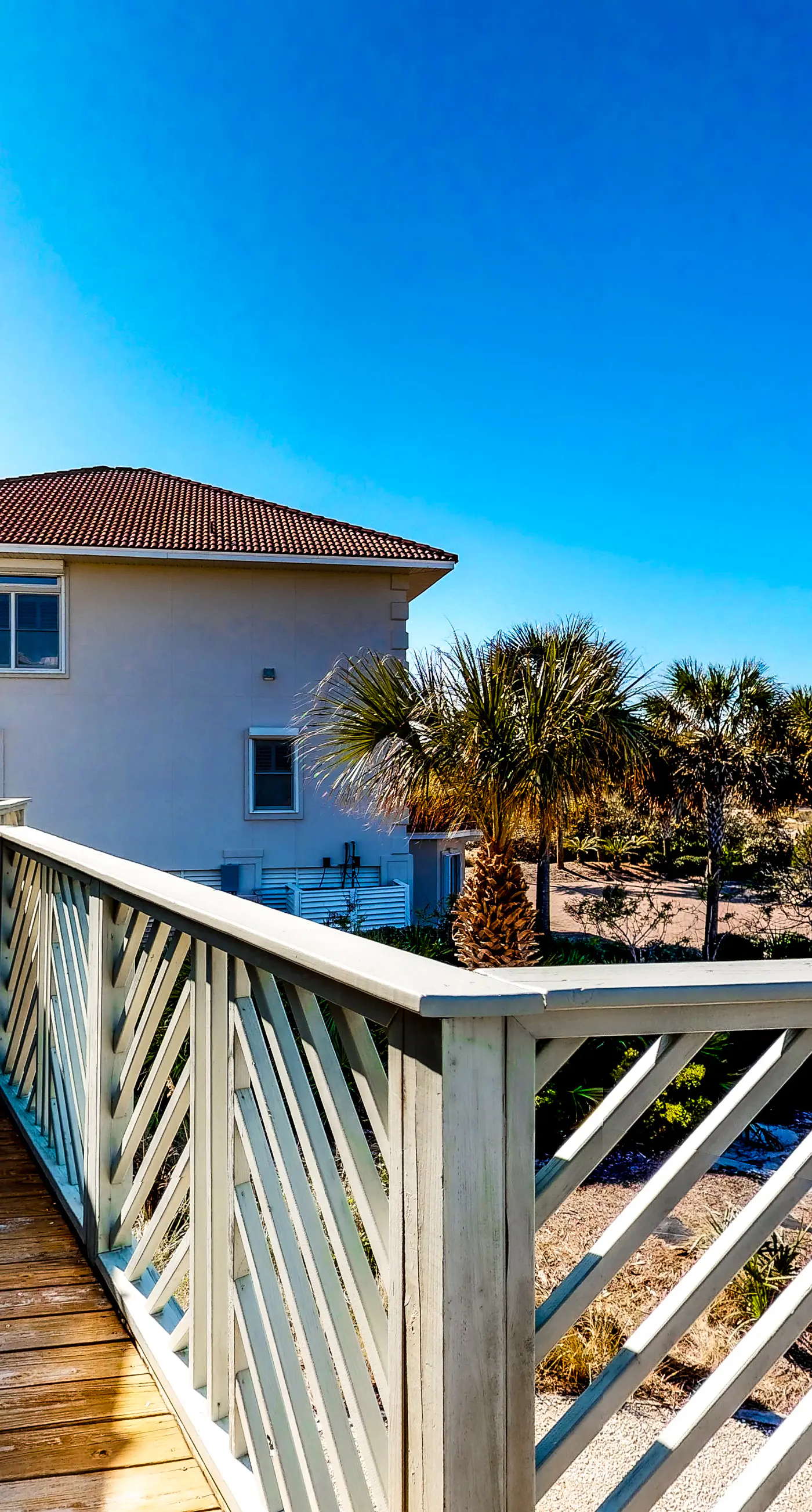 Snowbird-friendly beachfront home with a pool, tennis, washer/dryer, fireplace