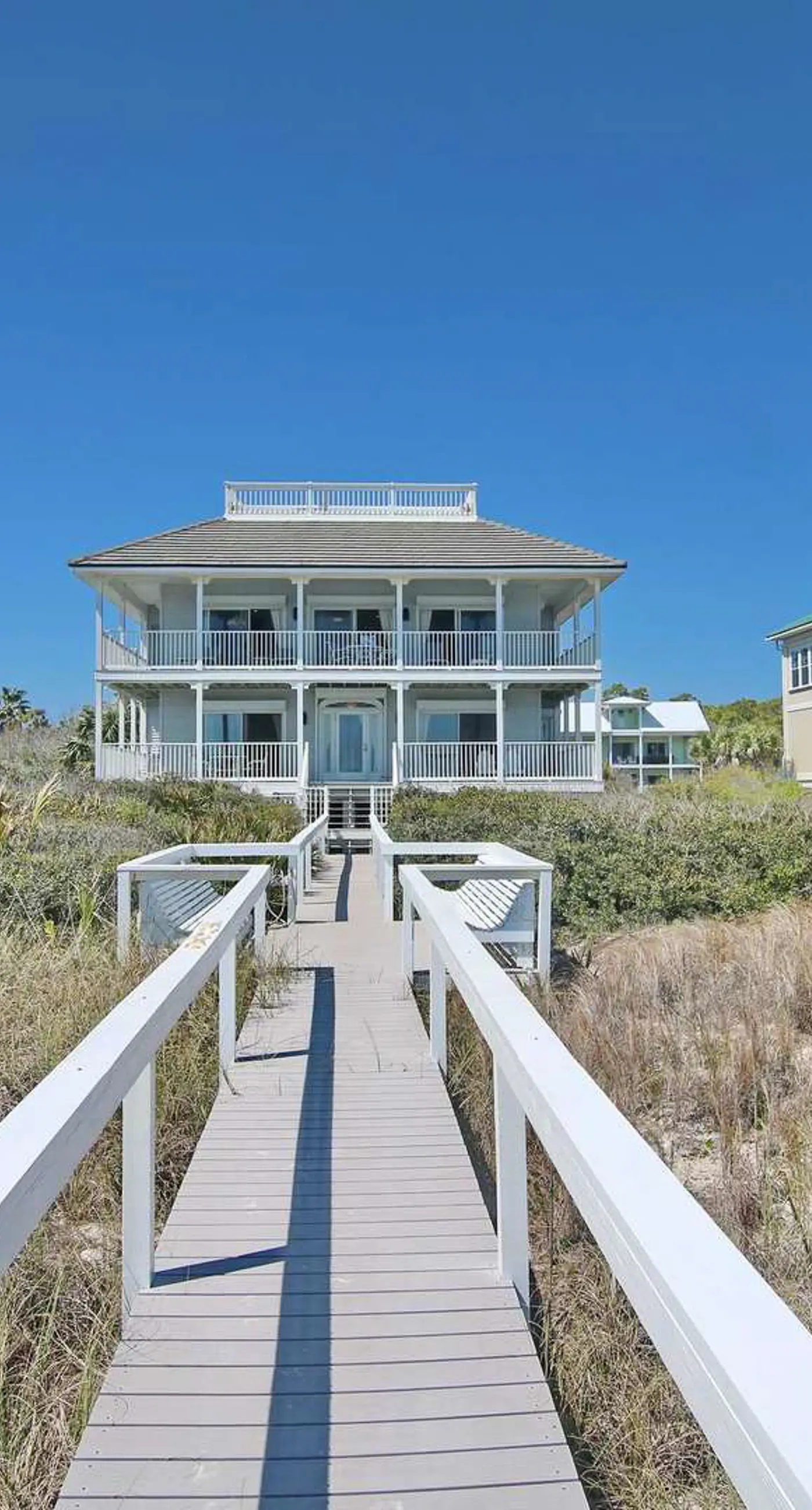 Dog-friendly beachfront gem - community pool, tennis, washer&dryer, central AC
