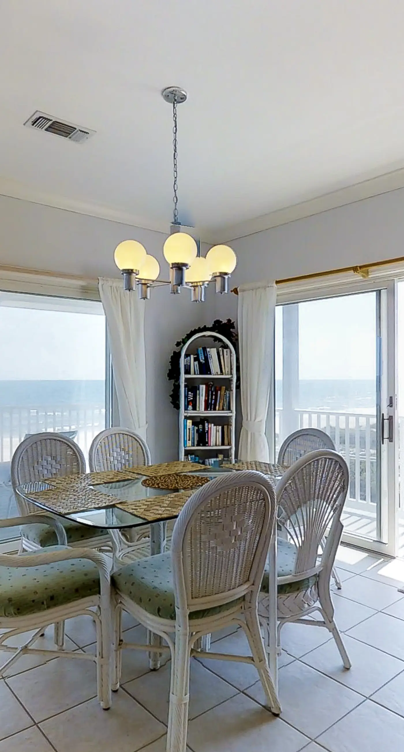 Dog-friendly beachfront gem - community pool, tennis, washer&dryer, central AC