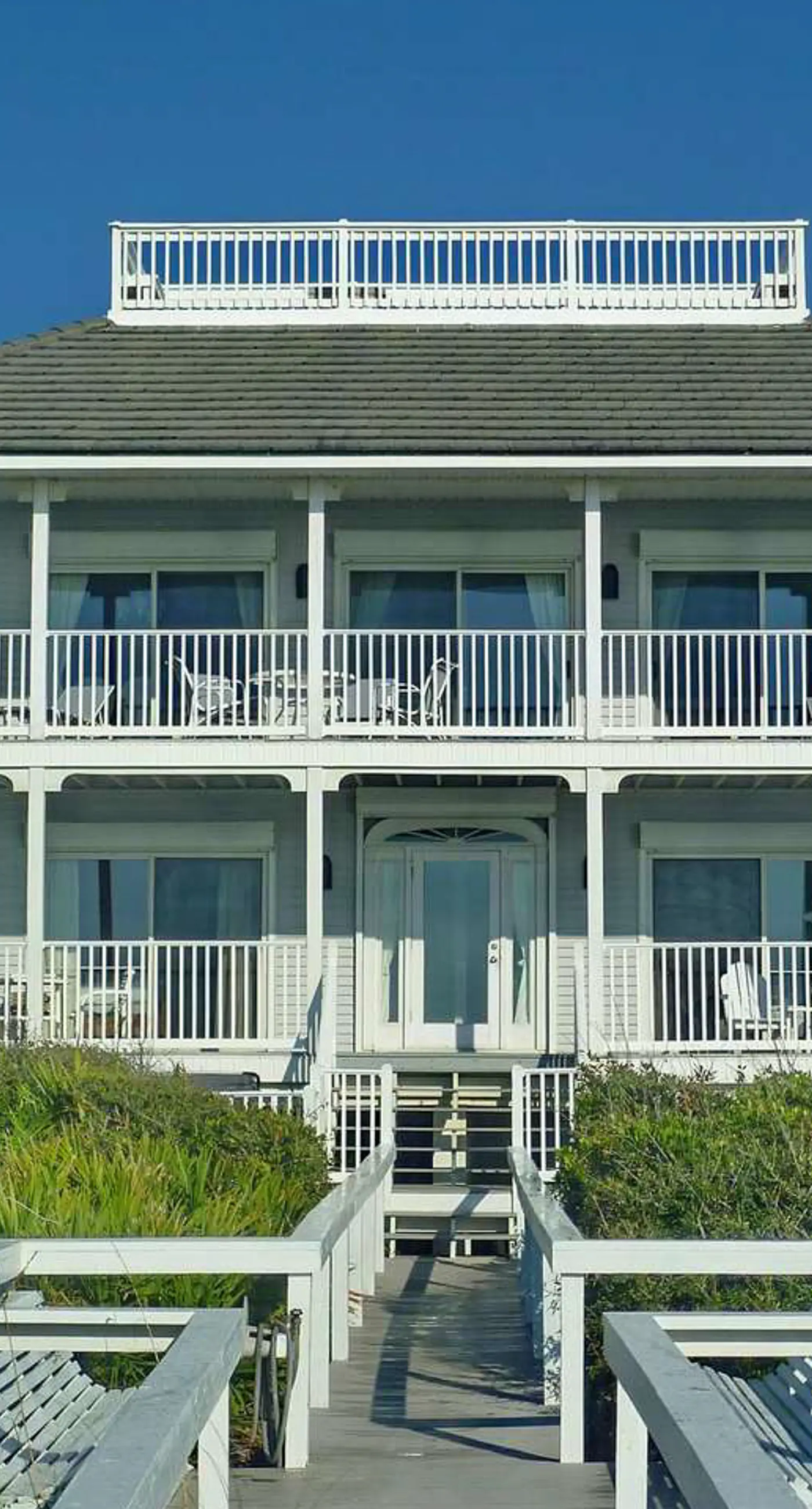 Dog-friendly beachfront gem - community pool, tennis, washer&dryer, central AC